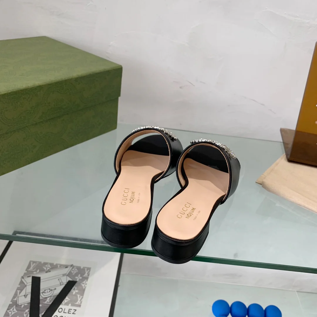 Новинка сезона весна/лето 2022 от Gucci - тапочки с двойной буквой G - 2 шт.