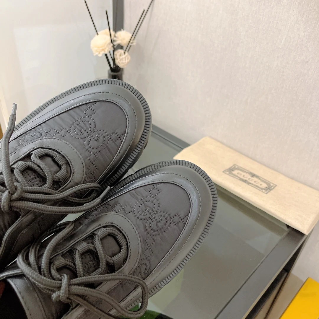 Новинка сезона осень/зима 2022 от Gucci — кроссовки на платформе в британском стиле.