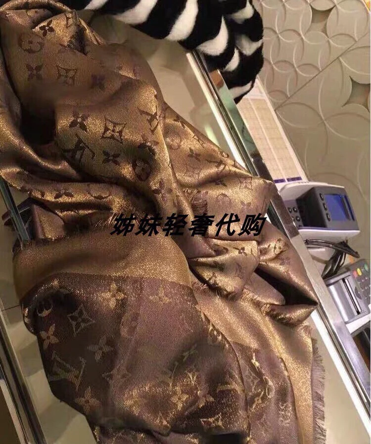 Шелковый платок LV 140 см - с монограммой на канве.