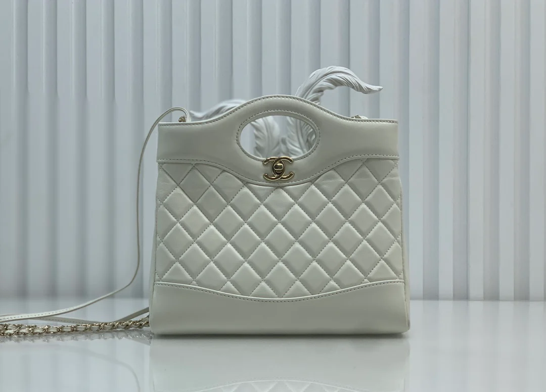 Мини-сумочка Chanel 24c31 из овечьей кожи - белая