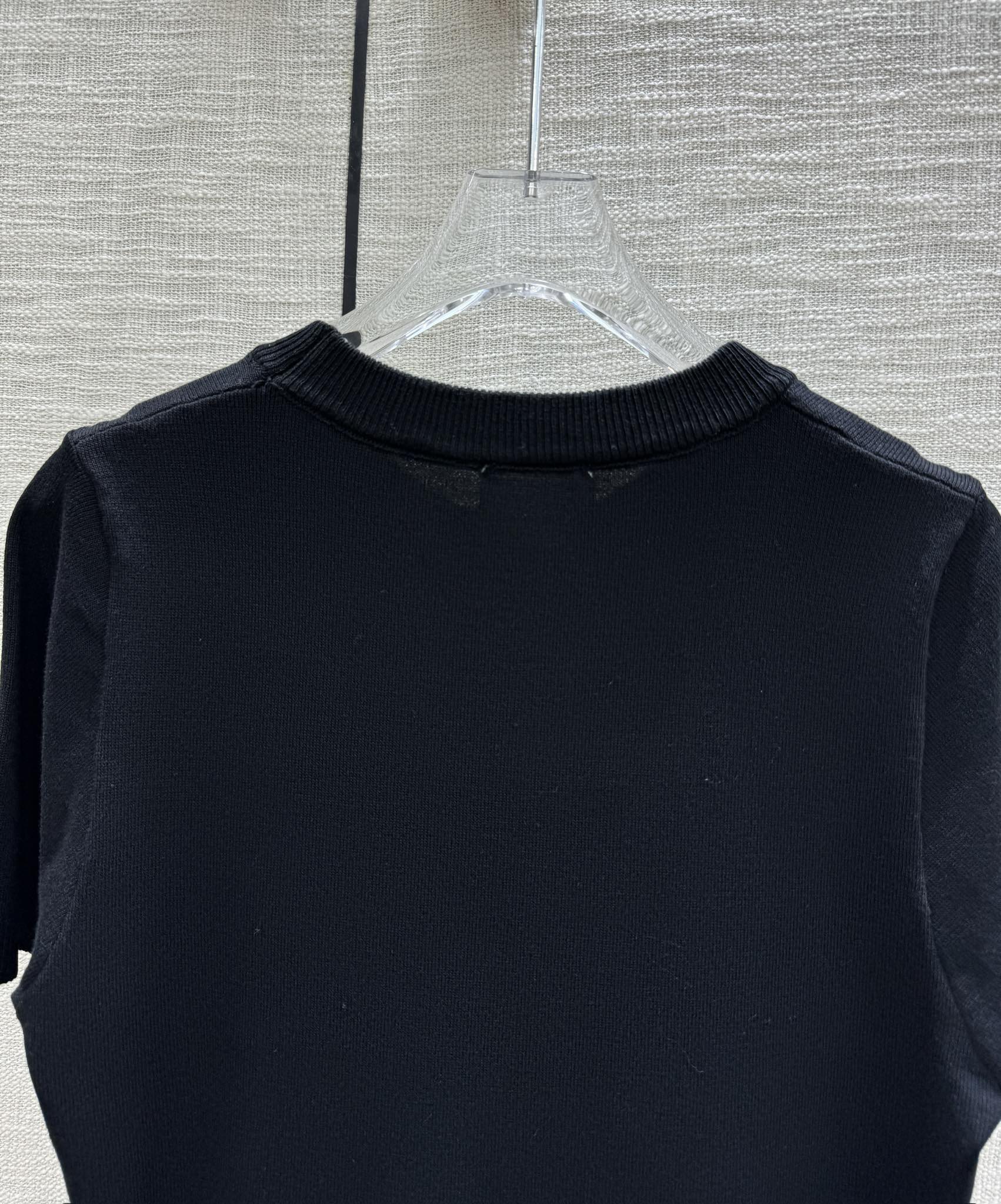 Трикотажный топ Celine 2403 с короткими рукавами и полосками, в стиле ?колор-блок? — черный.