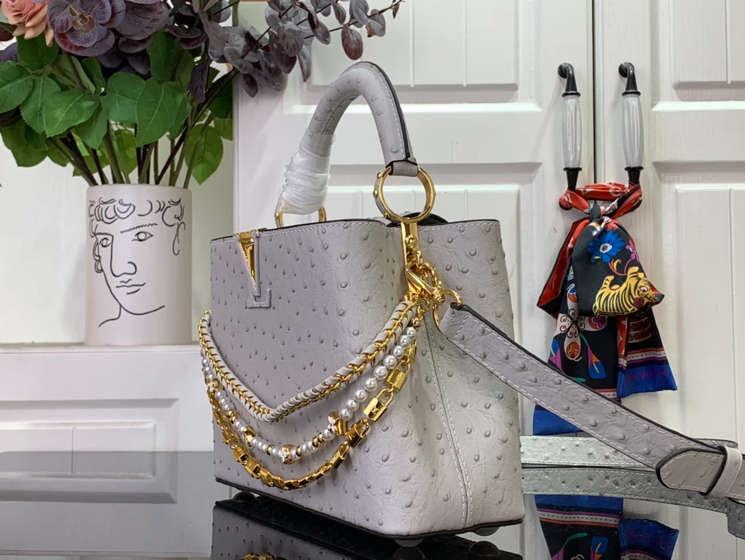 LV Capucines BB - Сумка из телячьей кожи с жемчужной цепочкой - Серая