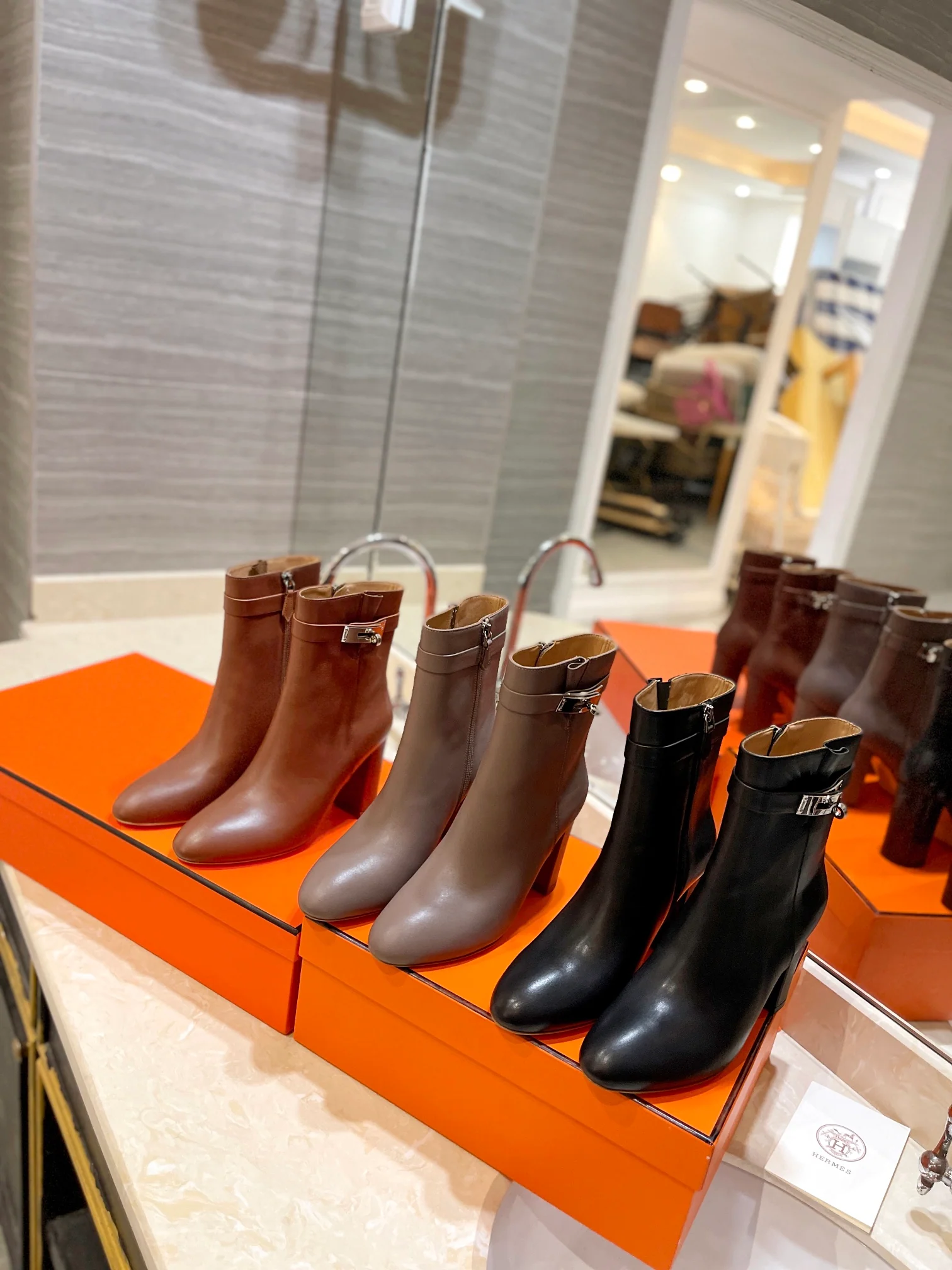 Классические сапоги Hermes Kelly Buckle до середины икры — абрикосового цвета.