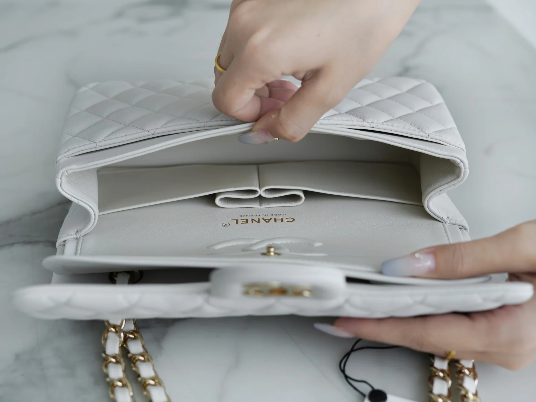 Классическая сумка Chanel с клапаном - белая.