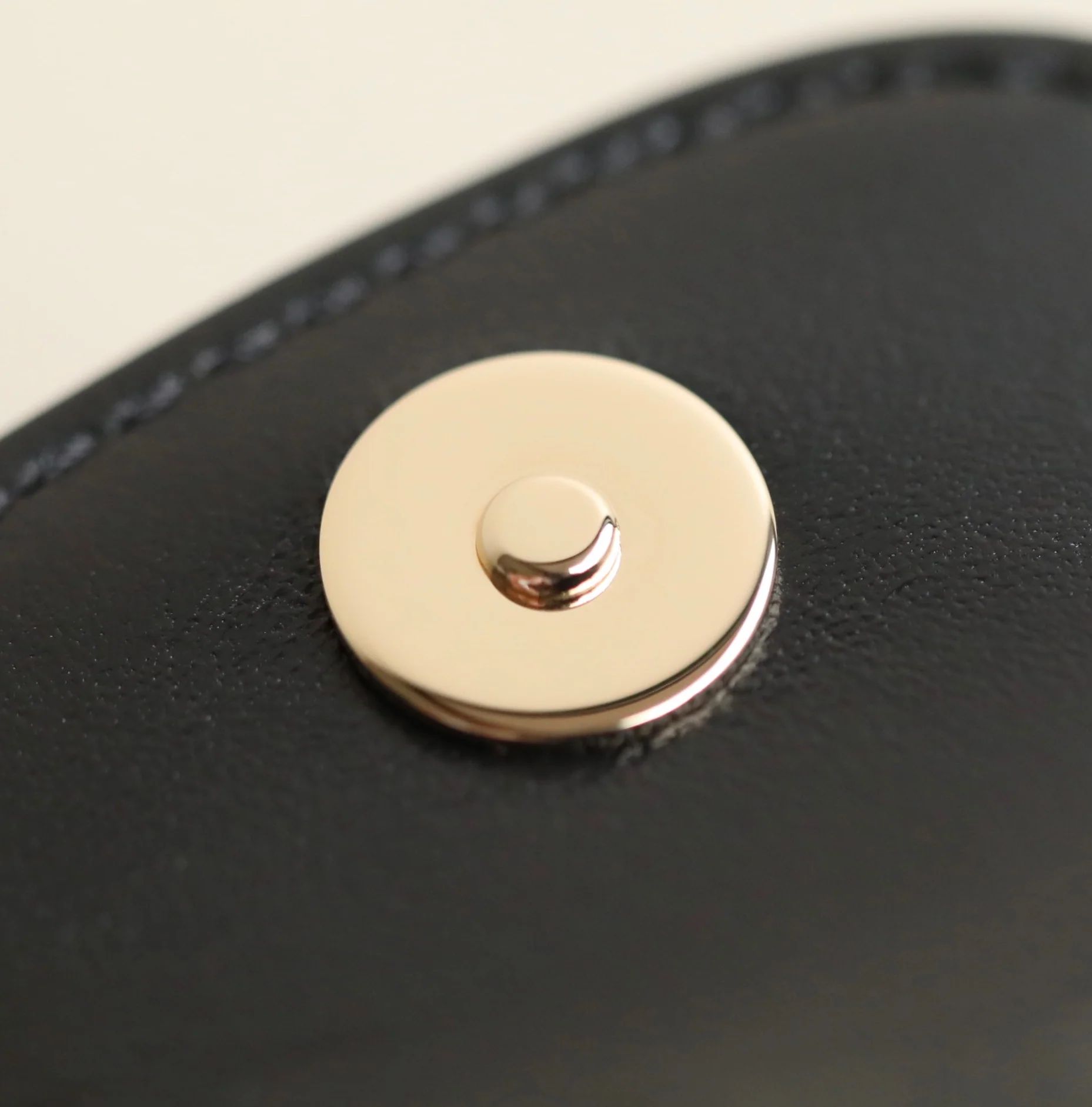 Сумка для фотоаппарата Chanel с двумя карманами из 24-каратного золота, маленькая, черная.