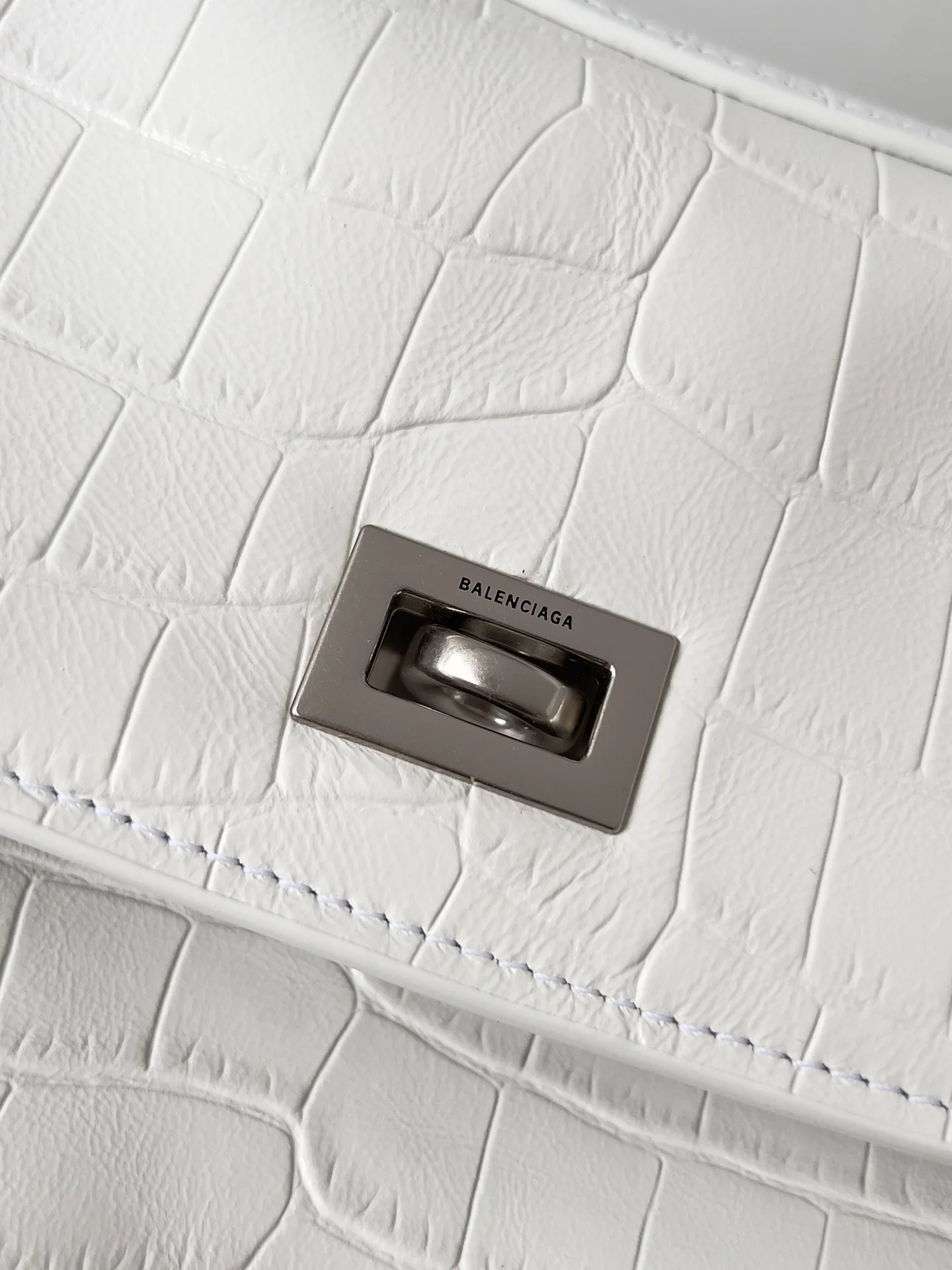 Сумка Balenciaga Rodeo, 35 см, с крокодиловым принтом, белая.