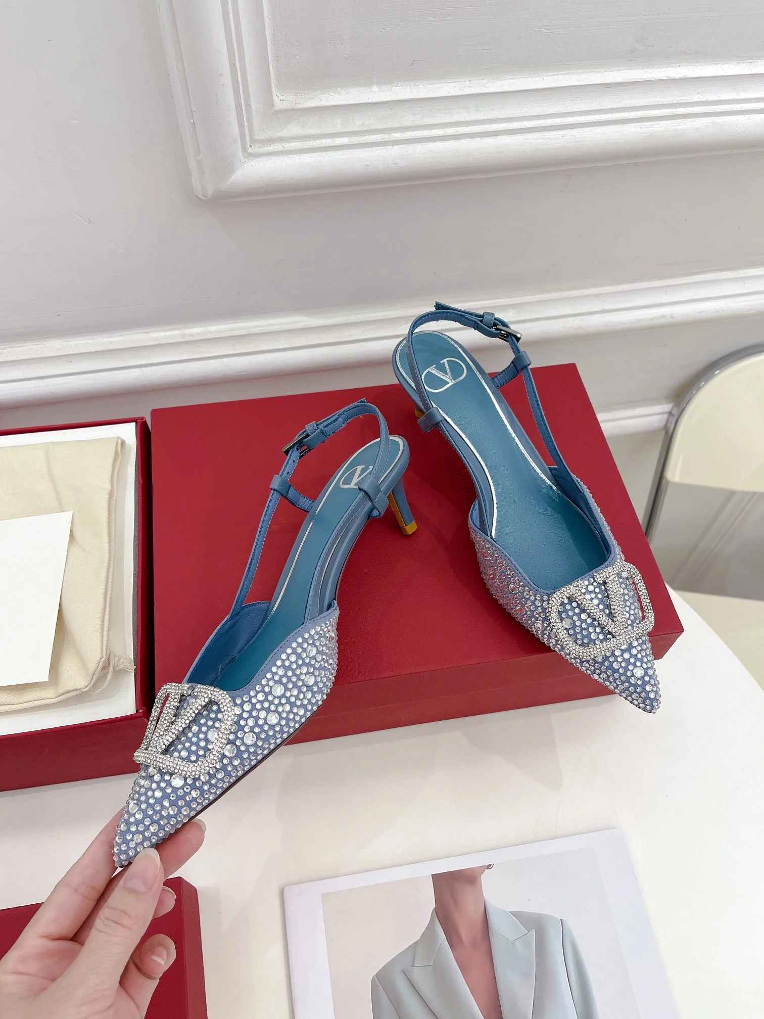 Новинка лета 2023 от Valentino - Серия Roman Stud - Сандалии со стразами - 4-5 см - Светло-голубые