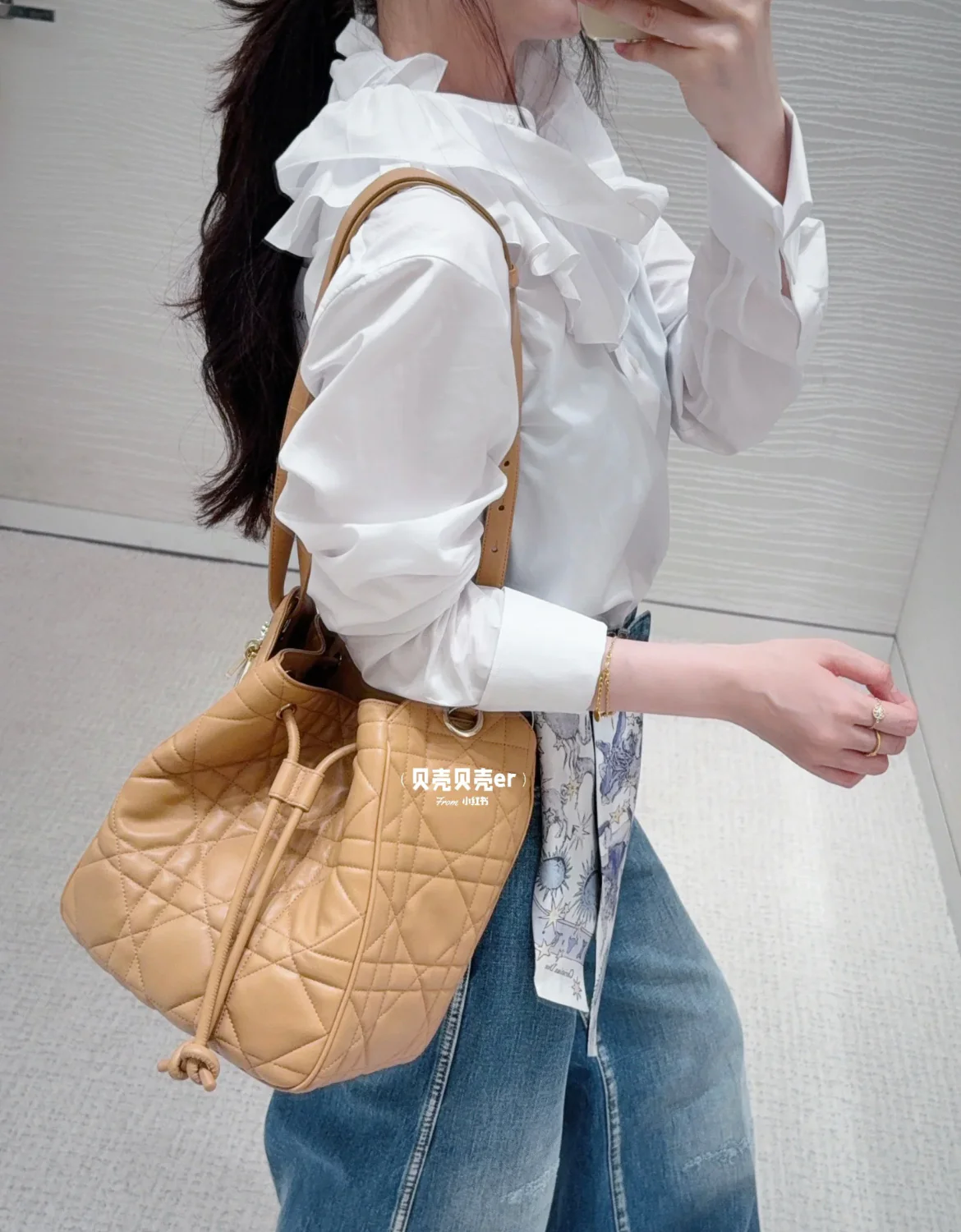 Сумка-кроссбоди Dior Motion, средний размер, карамельный цвет.