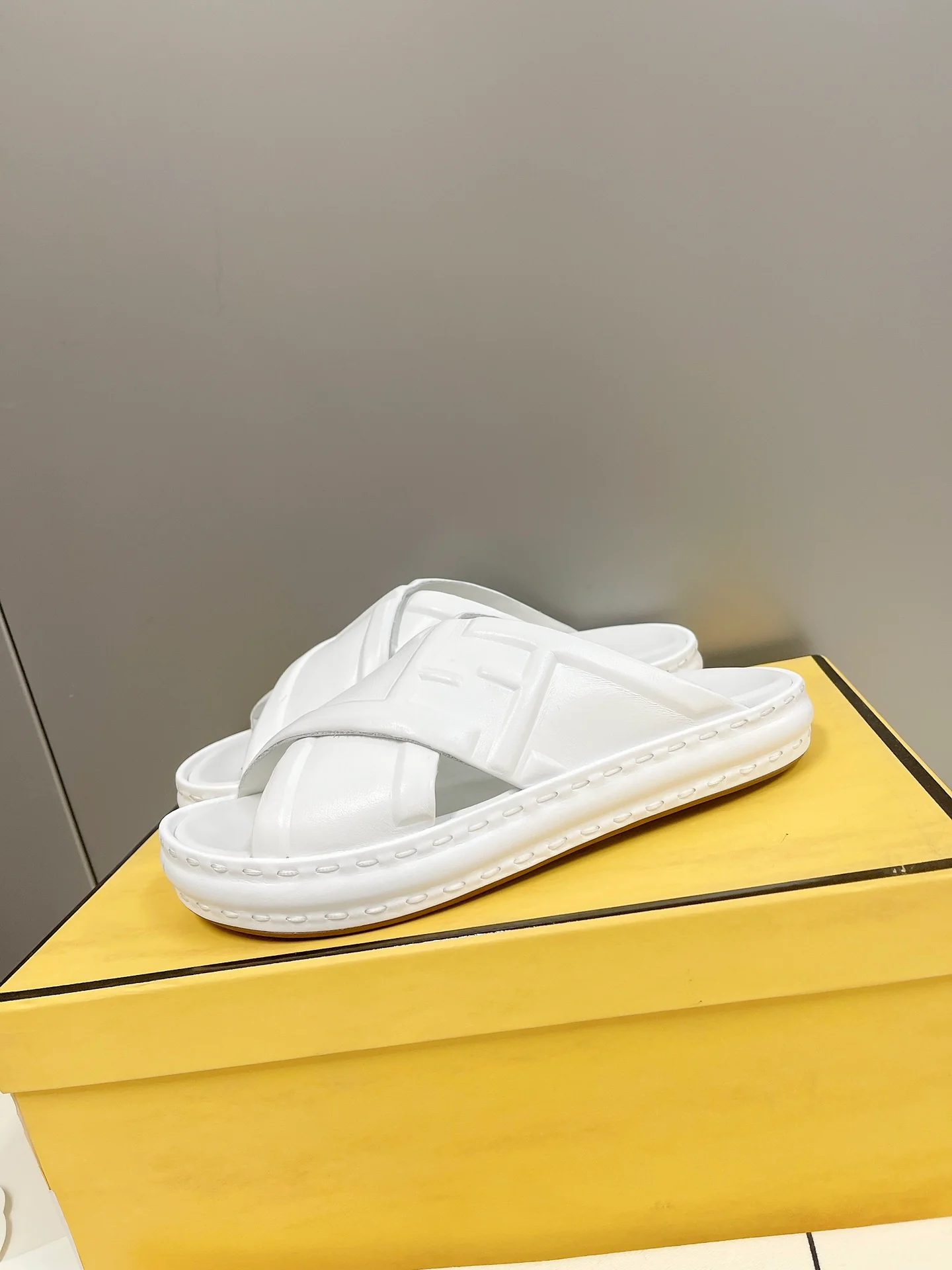 Fendi - Тапочки ?Белый хлеб?