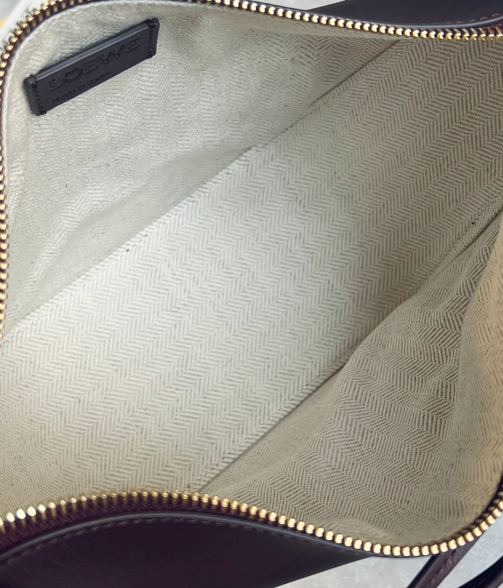 Сумка-хобо Loewe Hammock, бордовая.