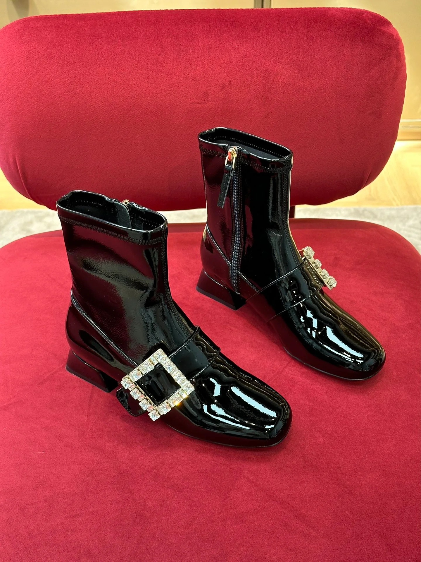 RV - Ботильоны из эластичной лакированной кожи, украшенные стразами Swarovski