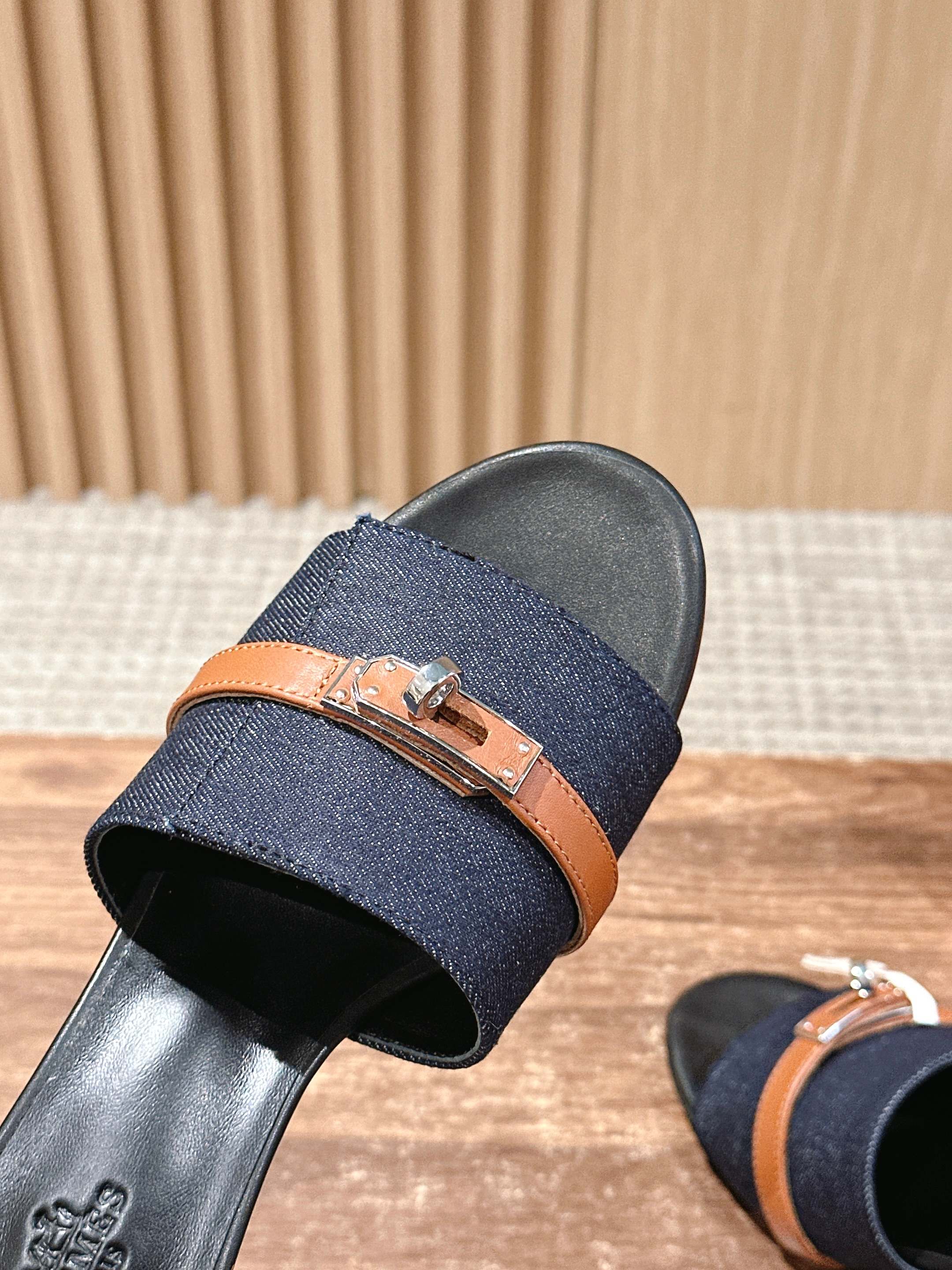 Сандалии Hermes Kelly с пряжкой на массивном каблуке - черные