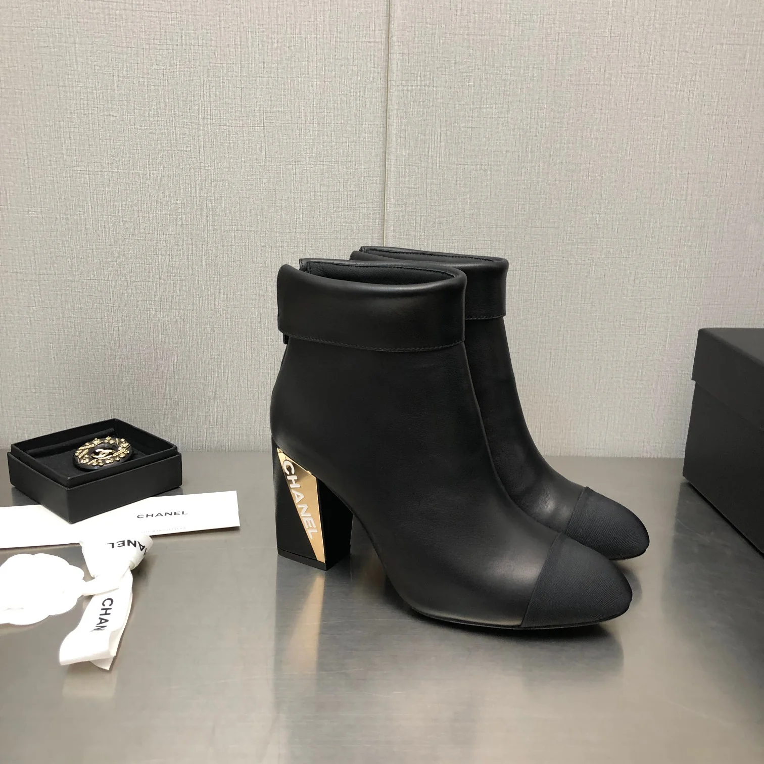 Новинка сезона осень/зима 2022 от Chanel - Ботильоны на высоком каблуке - Черные