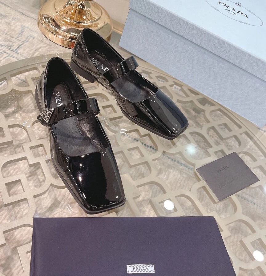 Новинка сезона весна/лето 2023 от Prada - Ретро-балетки с квадратными кольцами - Черные