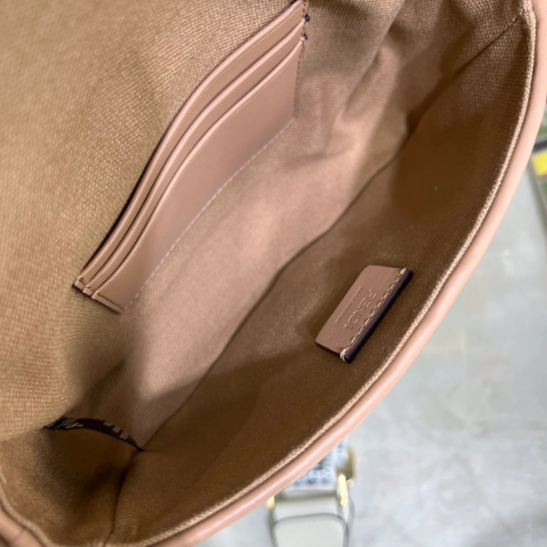 Сумка-багет Fendi Baguette — маленькая сумка-багет с радужной вышивкой.