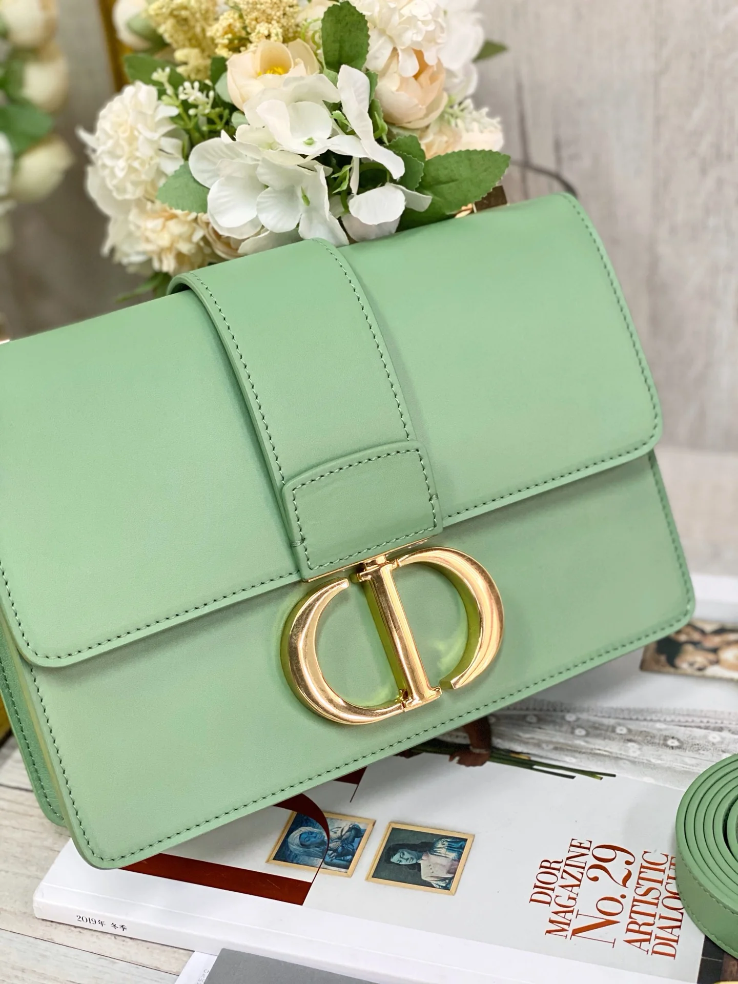 Часы Dior Montaigne 30 серии, 24 см, из телячьей кожи, цвет авокадо, фурнитура золотого цвета.