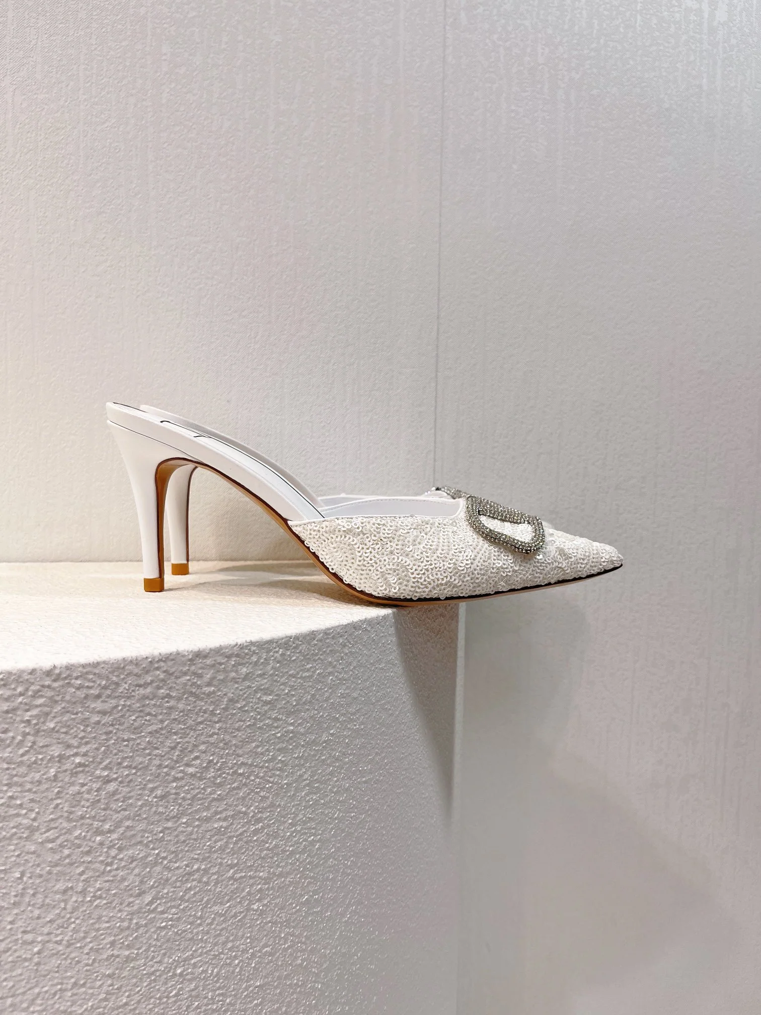 Новинка с официального сайта Valentino 2023 — Блестящие полосатые босоножки на высоком каблуке — 8 см — Белые