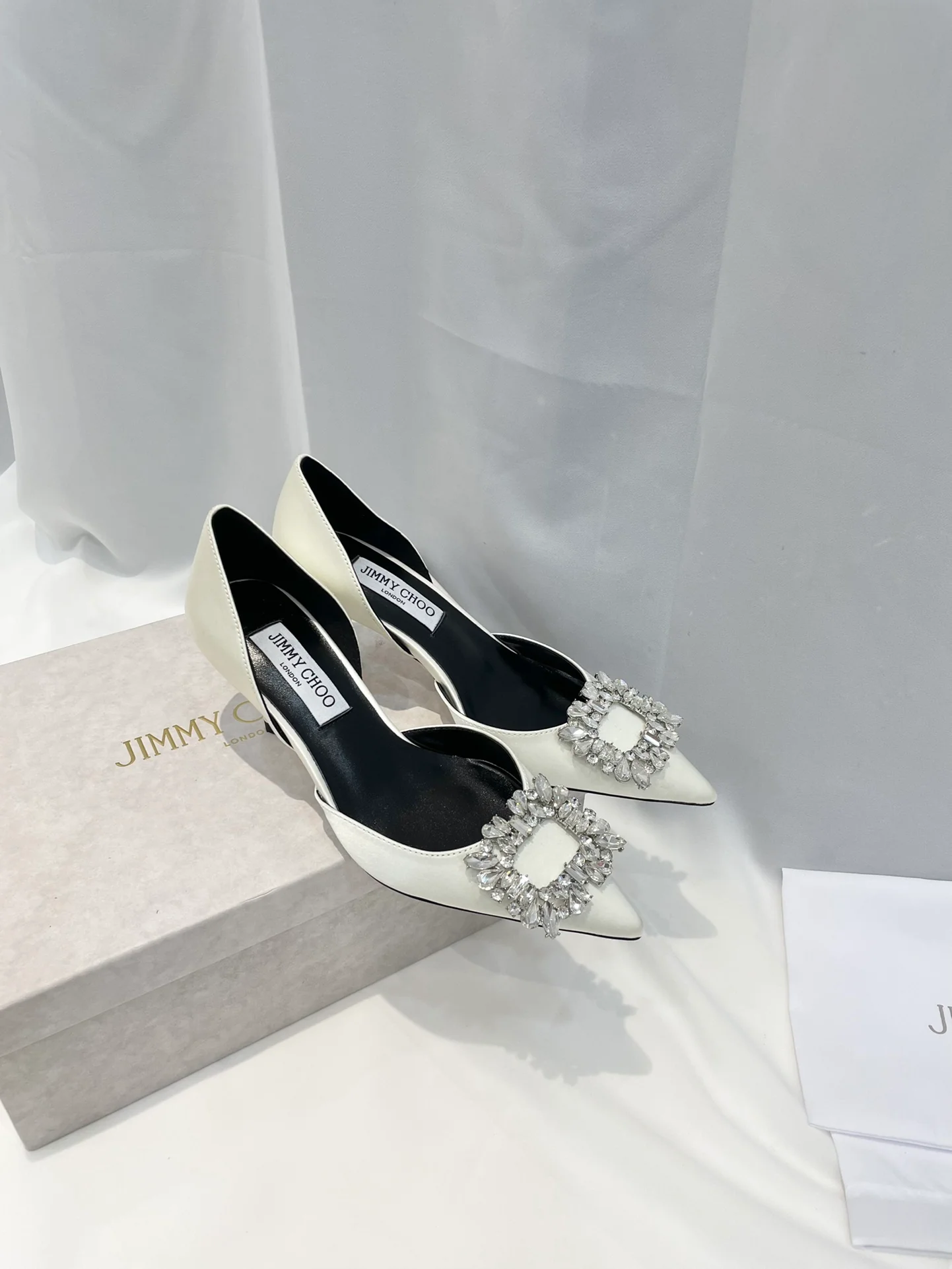 Серия Jimmy Goddess - Туфли на высоком каблуке с бриллиантовой пряжкой - Белые - 1