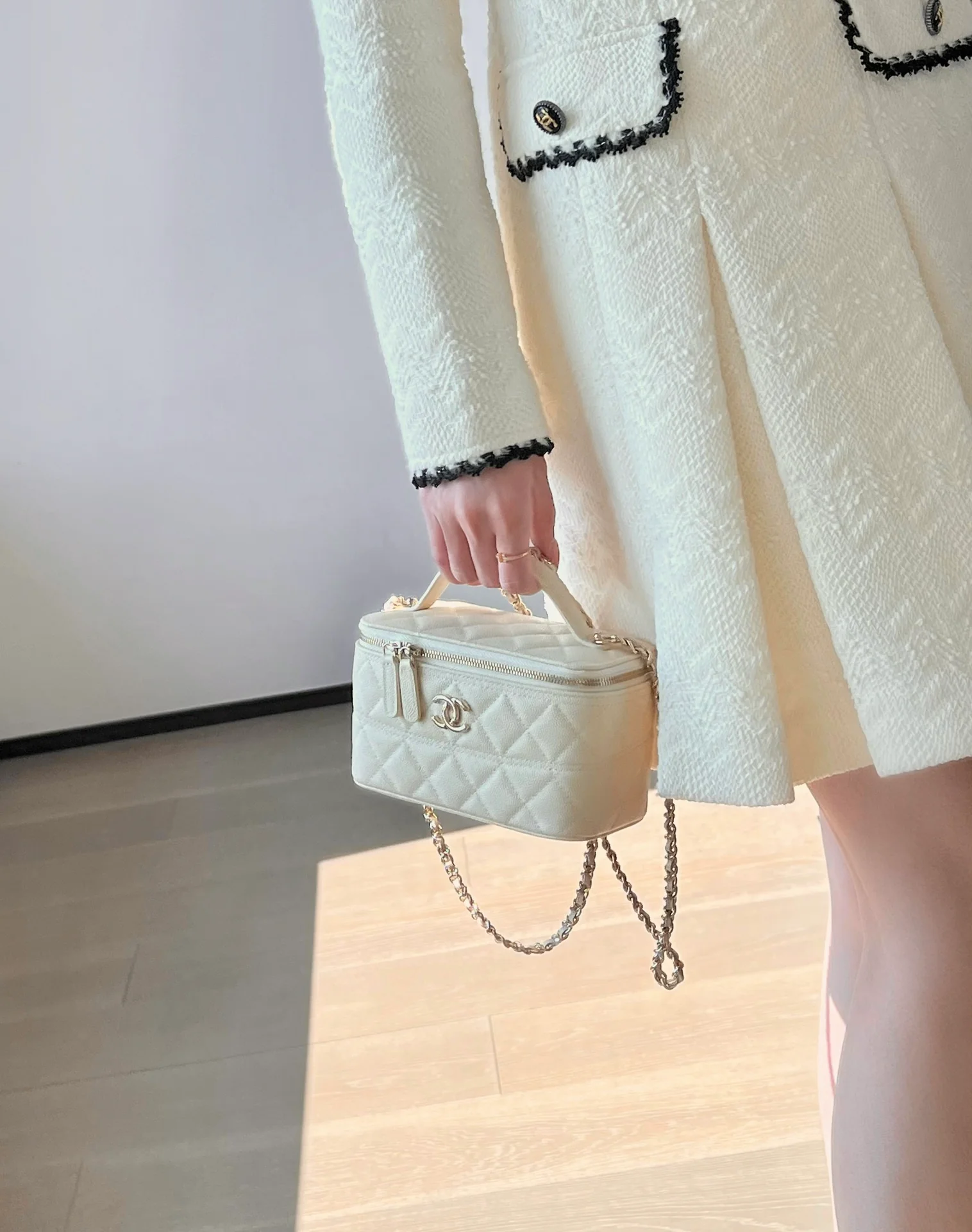 Chanel 25c - Маленькая коробочка в форме шара - кремовый цвет