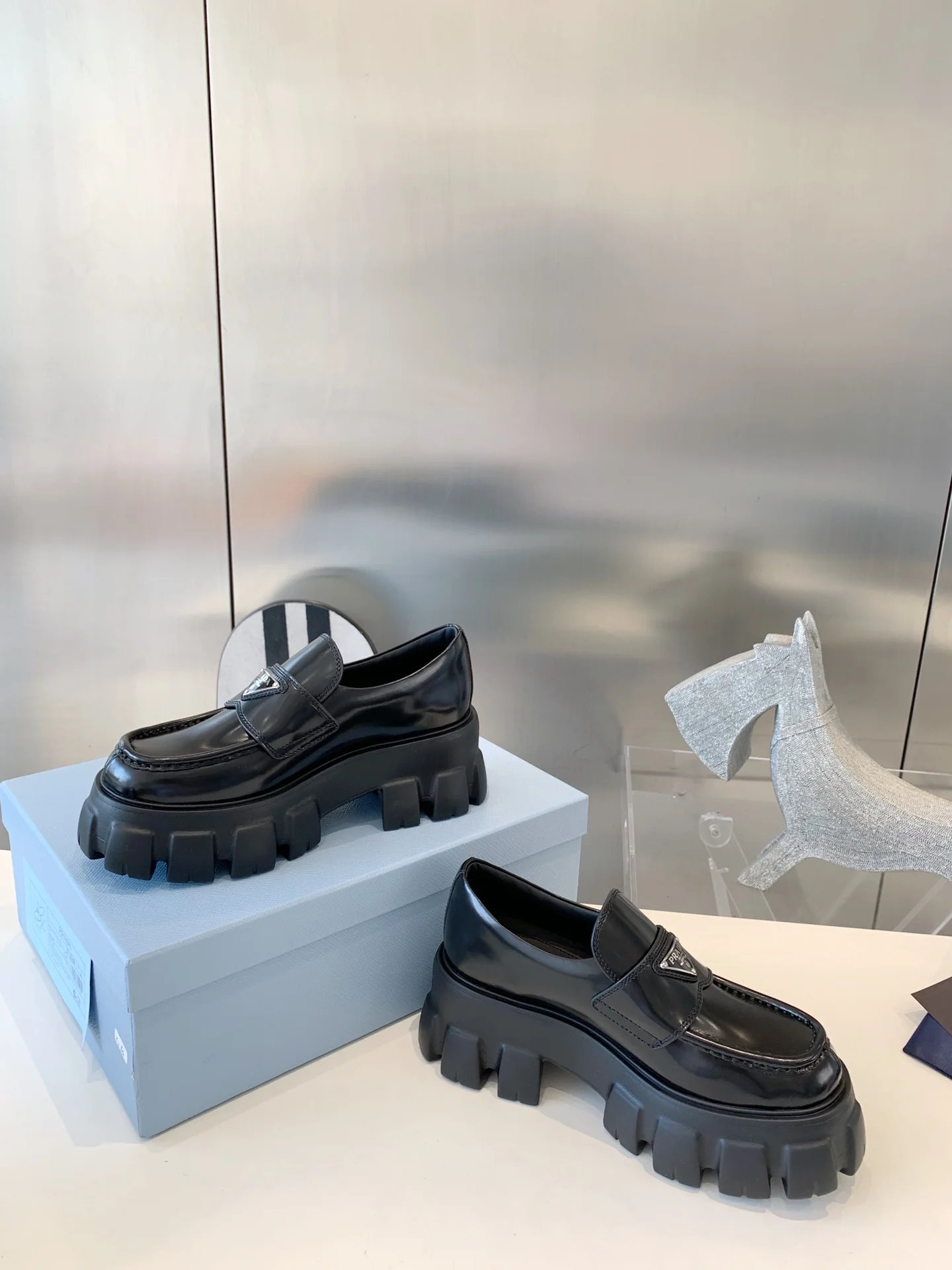 Лоферы Prada Gear - Черные - 1