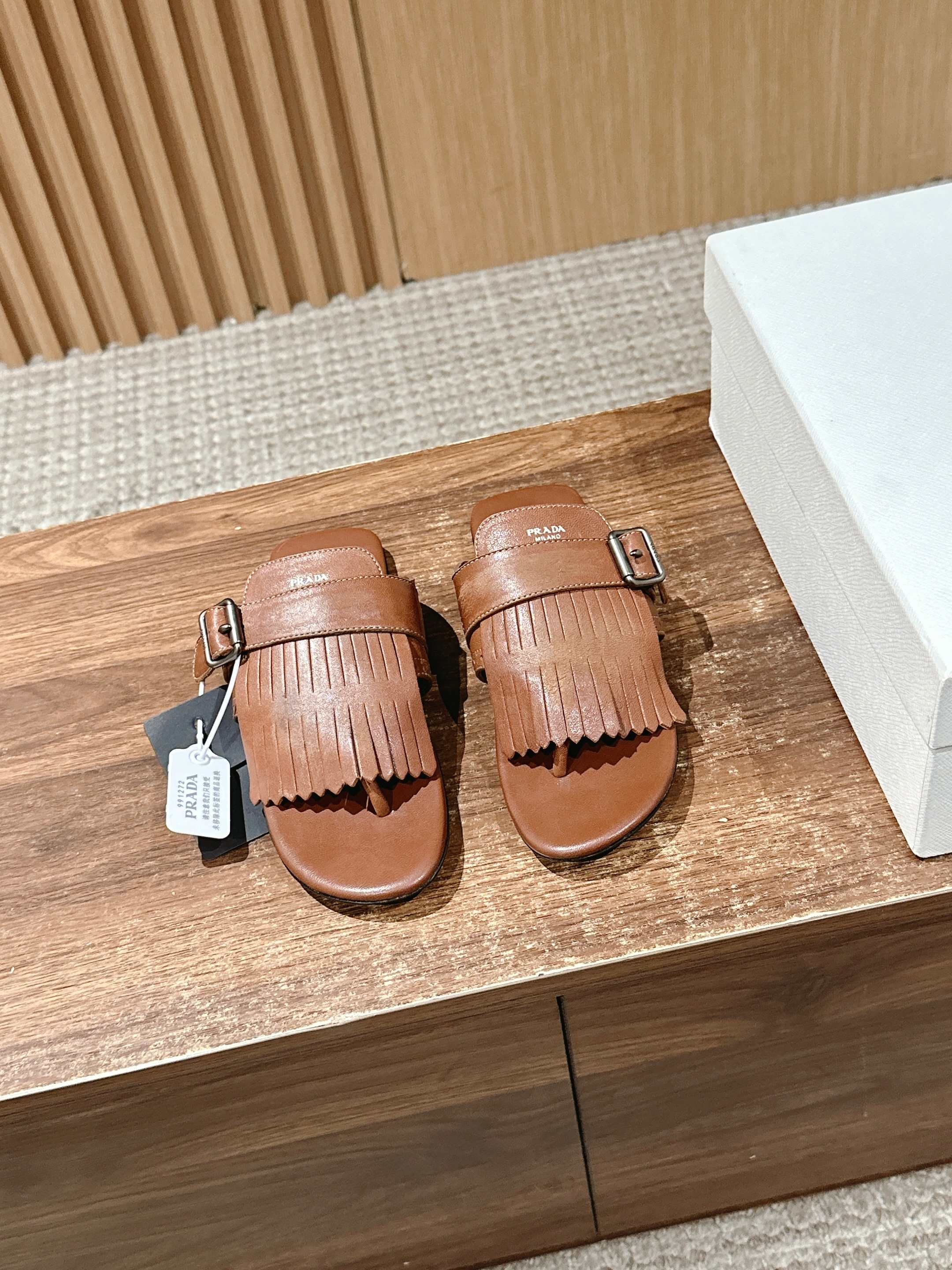 Новинка сезона весна/лето 2025 от Prada - Ретро-тапочки с кисточками - Подиумный образ - Ярко-коричневый цвет