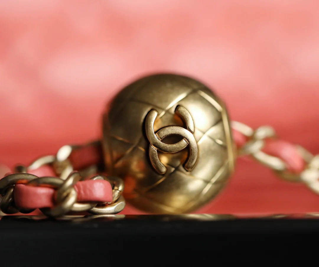 Chanel - Золотистая сумка-клапан с шариком из углеродного волокна - Кораллово-розовая