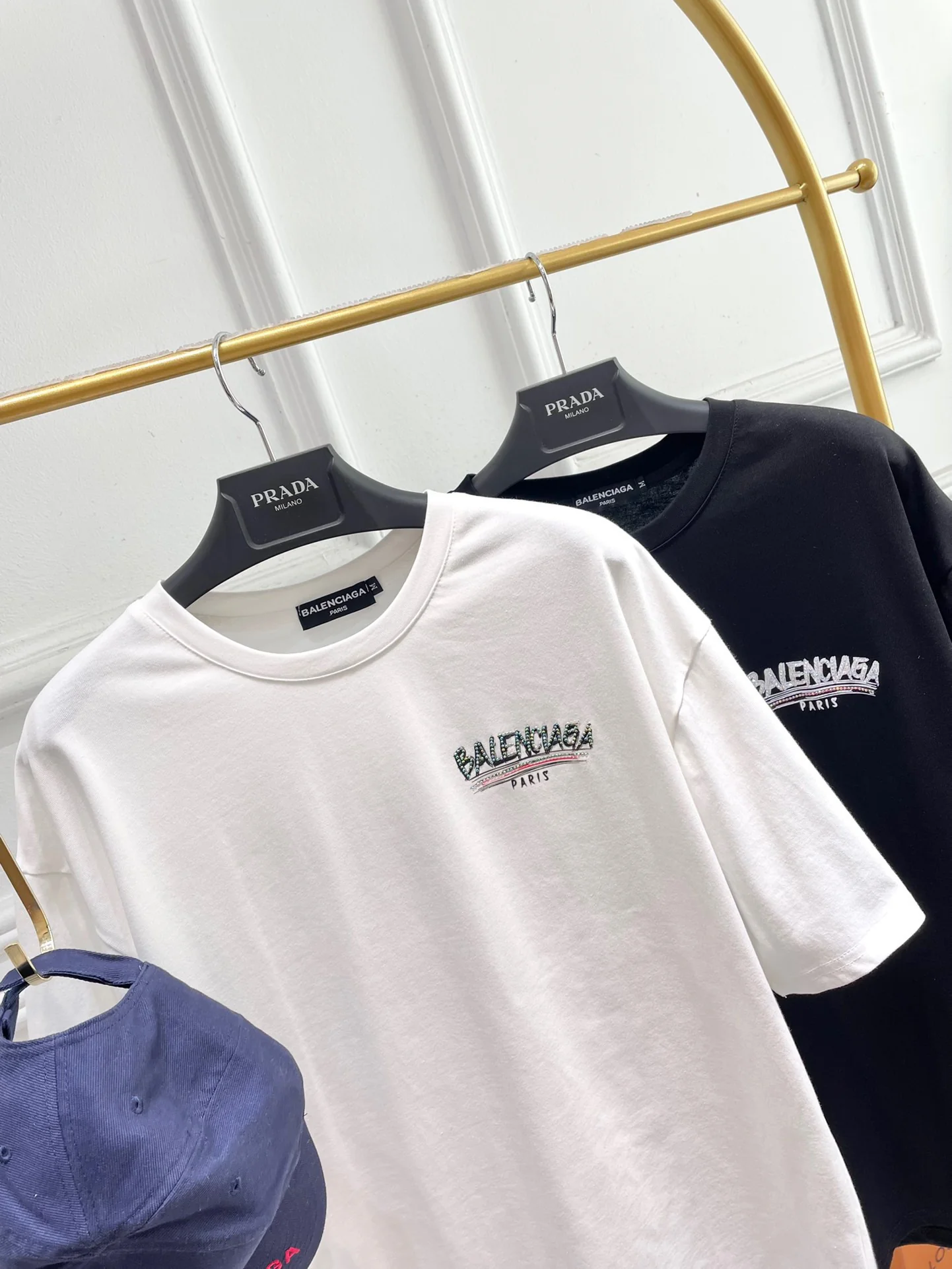 Футболка Balenciaga 2403 из хлопка с коротким рукавом, украшенная стразами и потертой надписью, свободного кроя, белая.