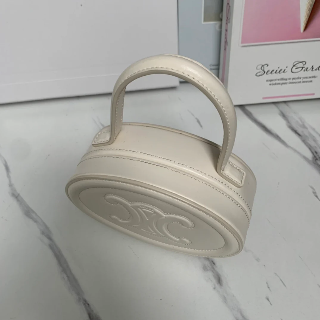 Мини-сумочка Celine в форме лунного пирога, белая.