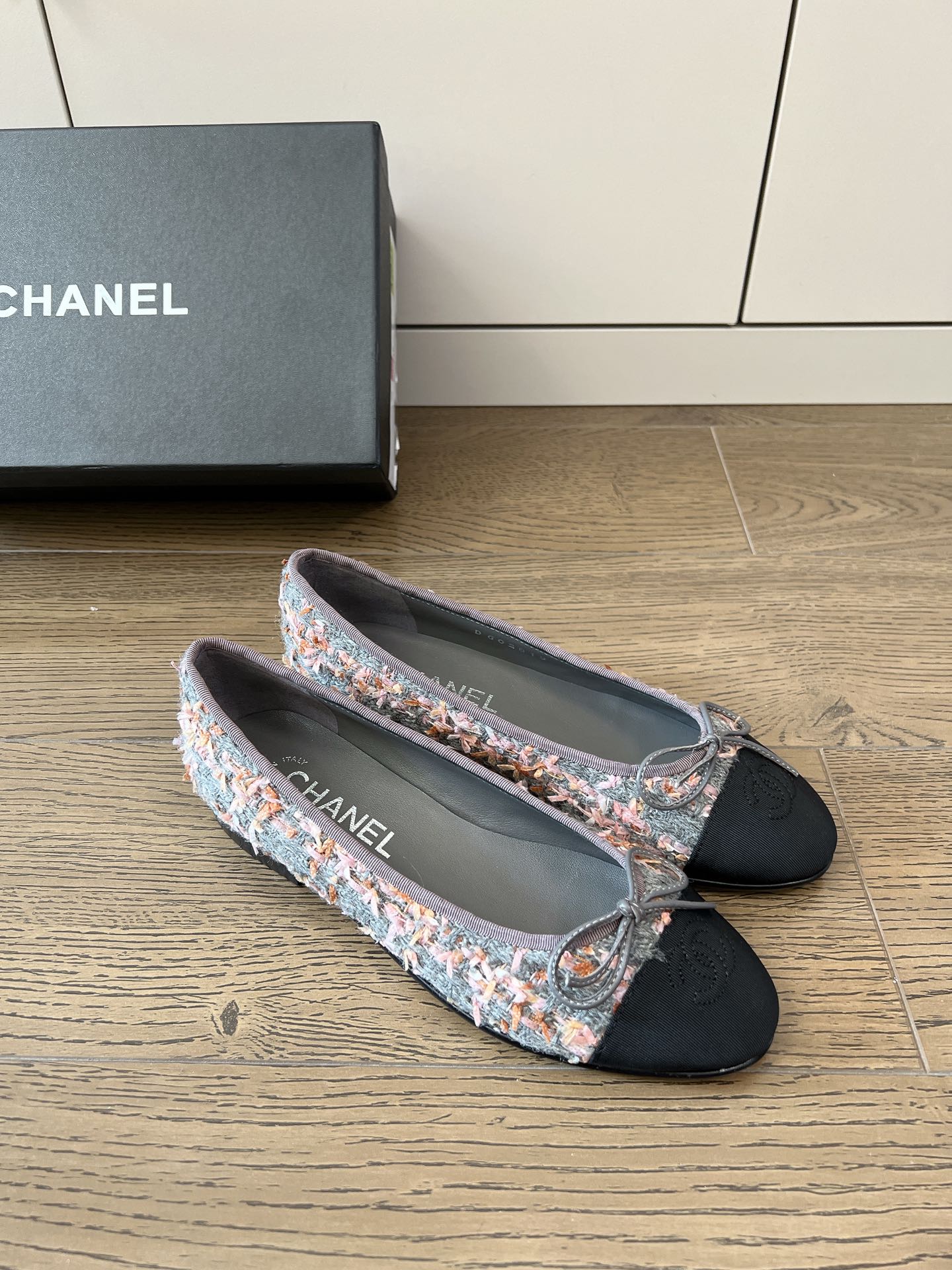 Новинка 2023 года от Chanel - Классические балетки - Серые