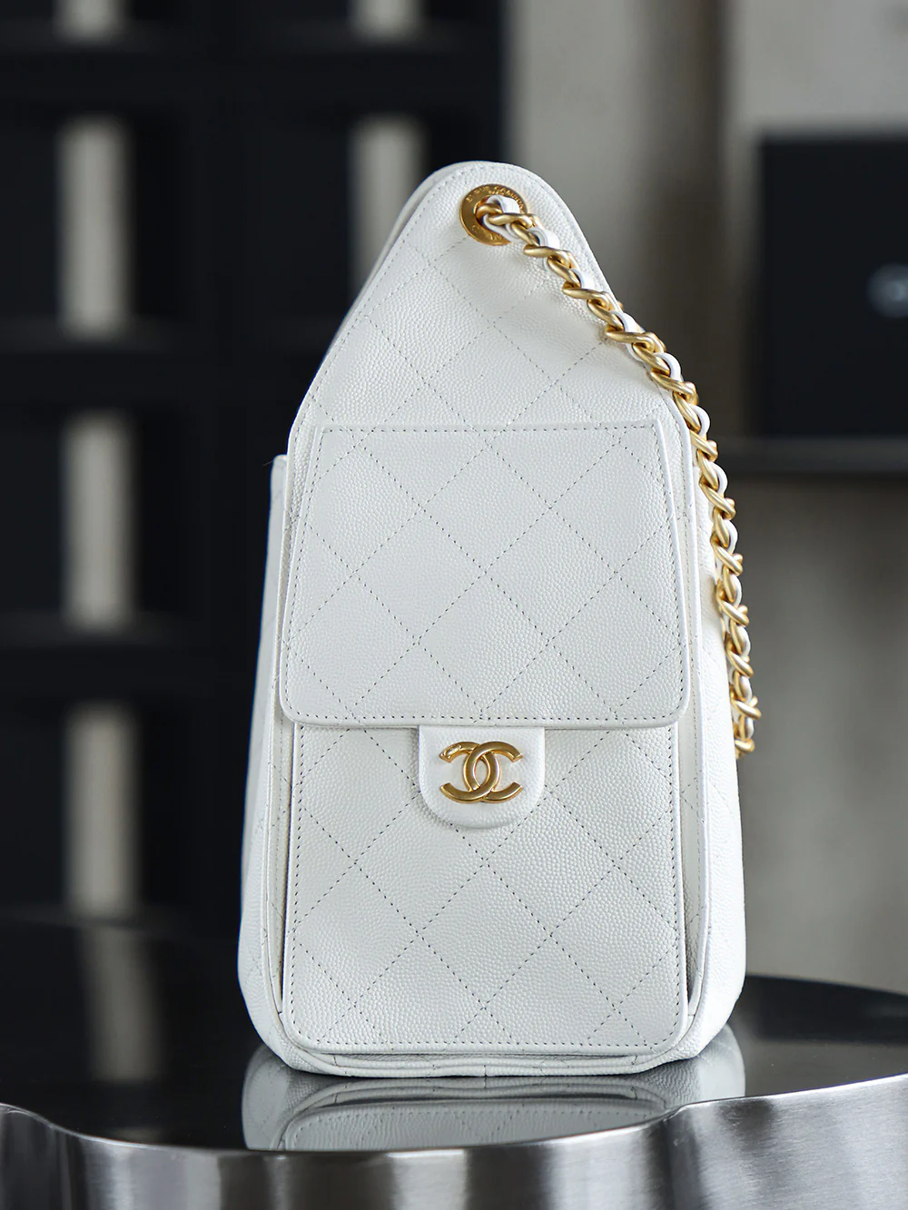 Сумка-хобо Chanel 25c Hippie, белая, маленькая, с золотой пряжкой.