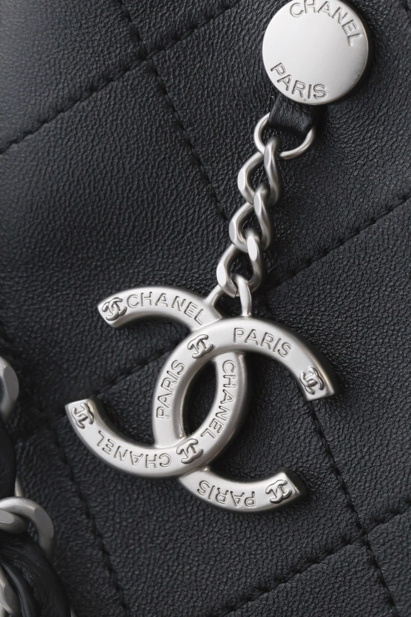 Сумка Chanel в стиле хиппи с золотой монетой 25 пенсов — черно-серебряная.