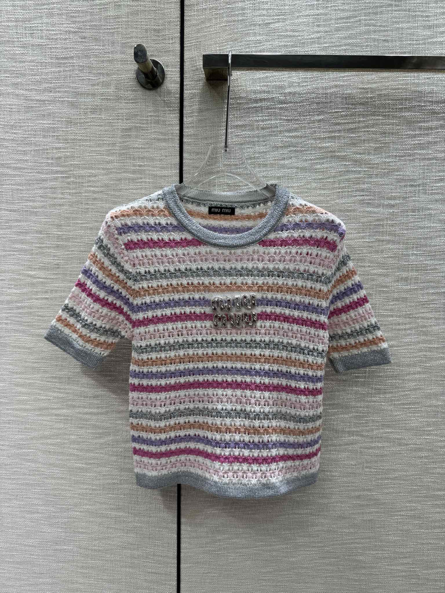 Miu Miu - 2404 - Трикотажное платье с коротким рукавом в полоску, с цветовыми блоками - Розовое