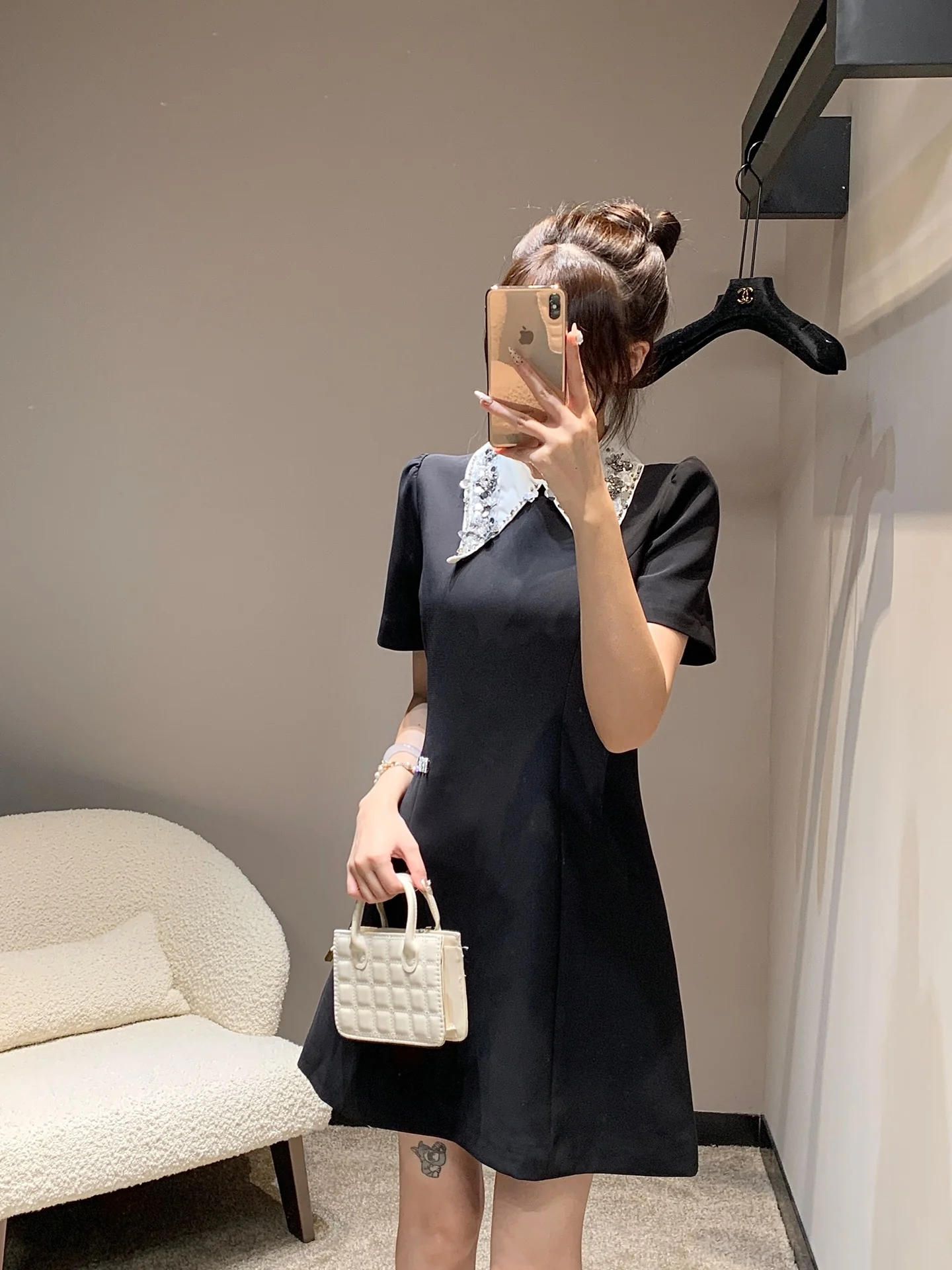 Платье Miu Miu-2404 с короткими рукавами и воротником, украшенным множеством стразов.