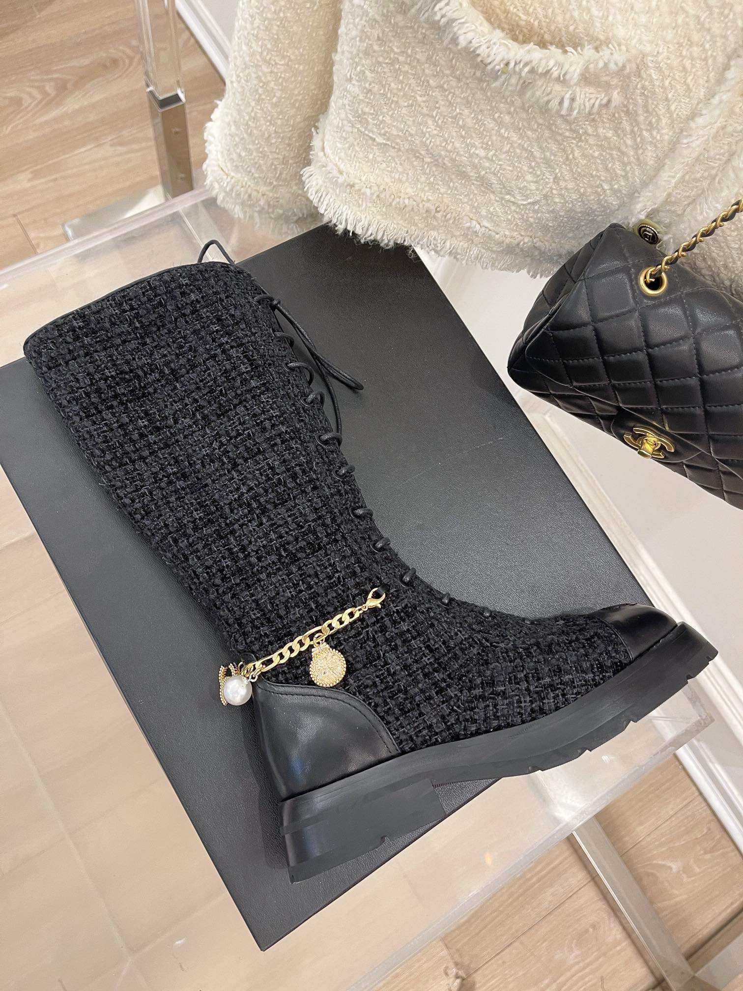 Новинка весны 2022 года от Chanel — высокие сапоги на шнуровке.