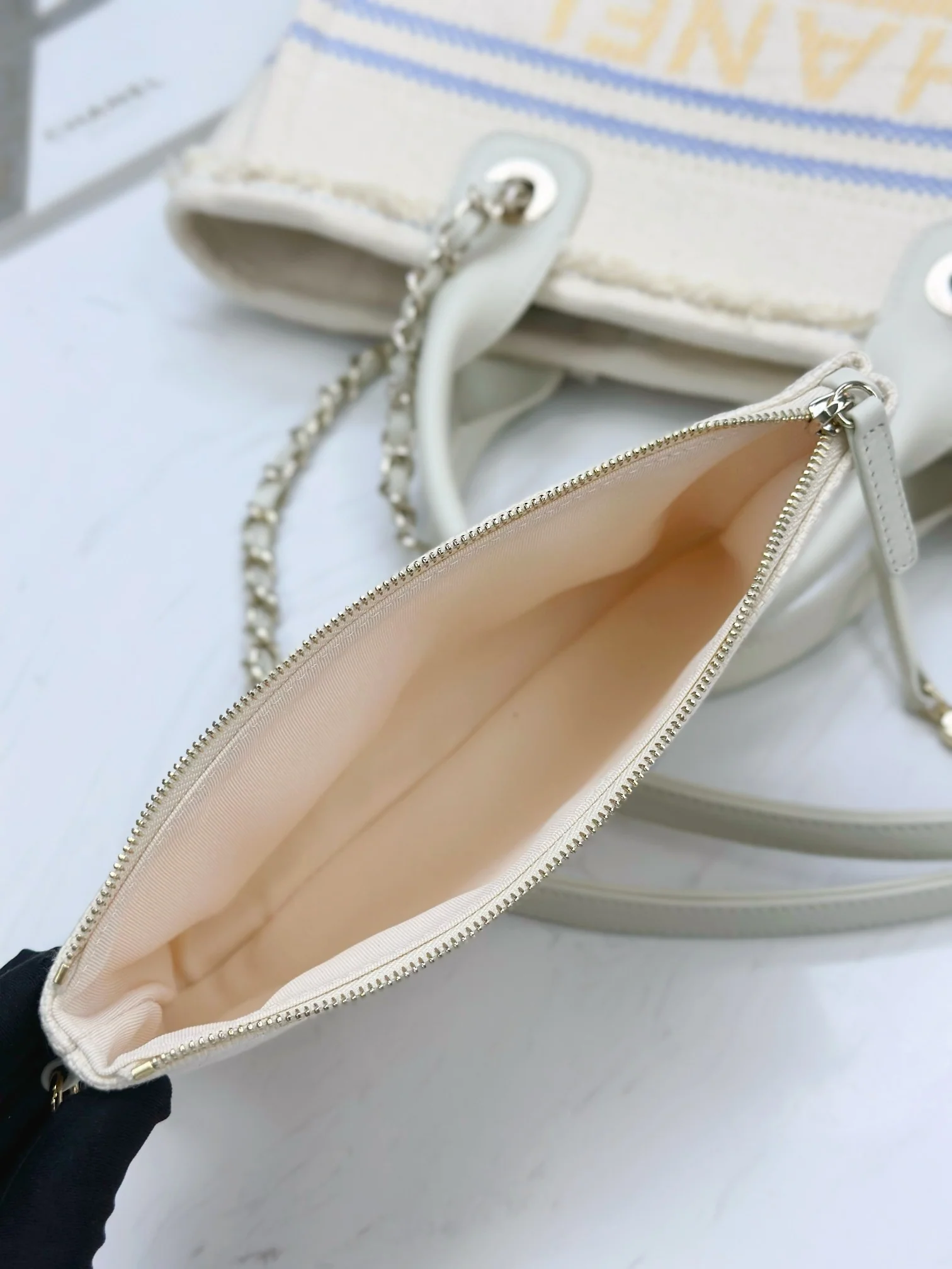 Пляжная сумка Chanel 25c, косметичка, ярко-желтая.