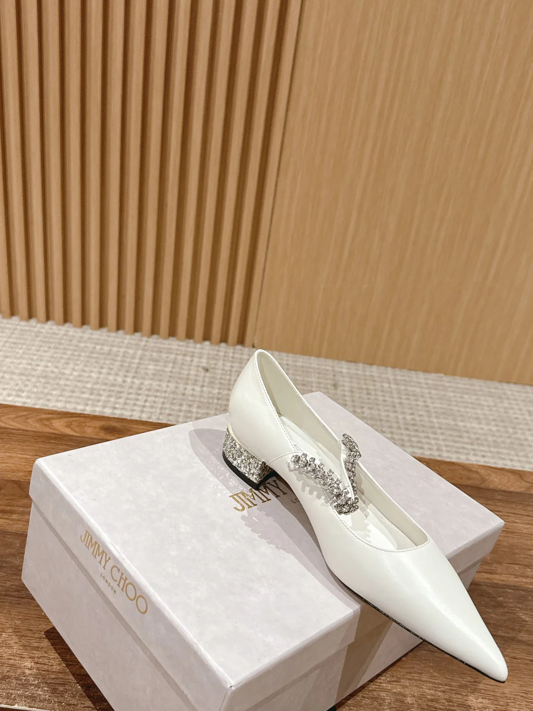 Туфли ?Мэри Джейн? от Jimmy с хрустальным ремешком на шее — белые — 1 шт.