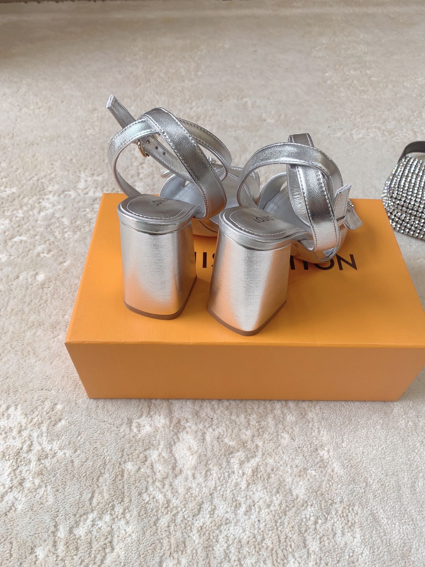 Новинка сезона весна/лето 2023 от LV - Босоножки на высоком каблуке - Серебристые