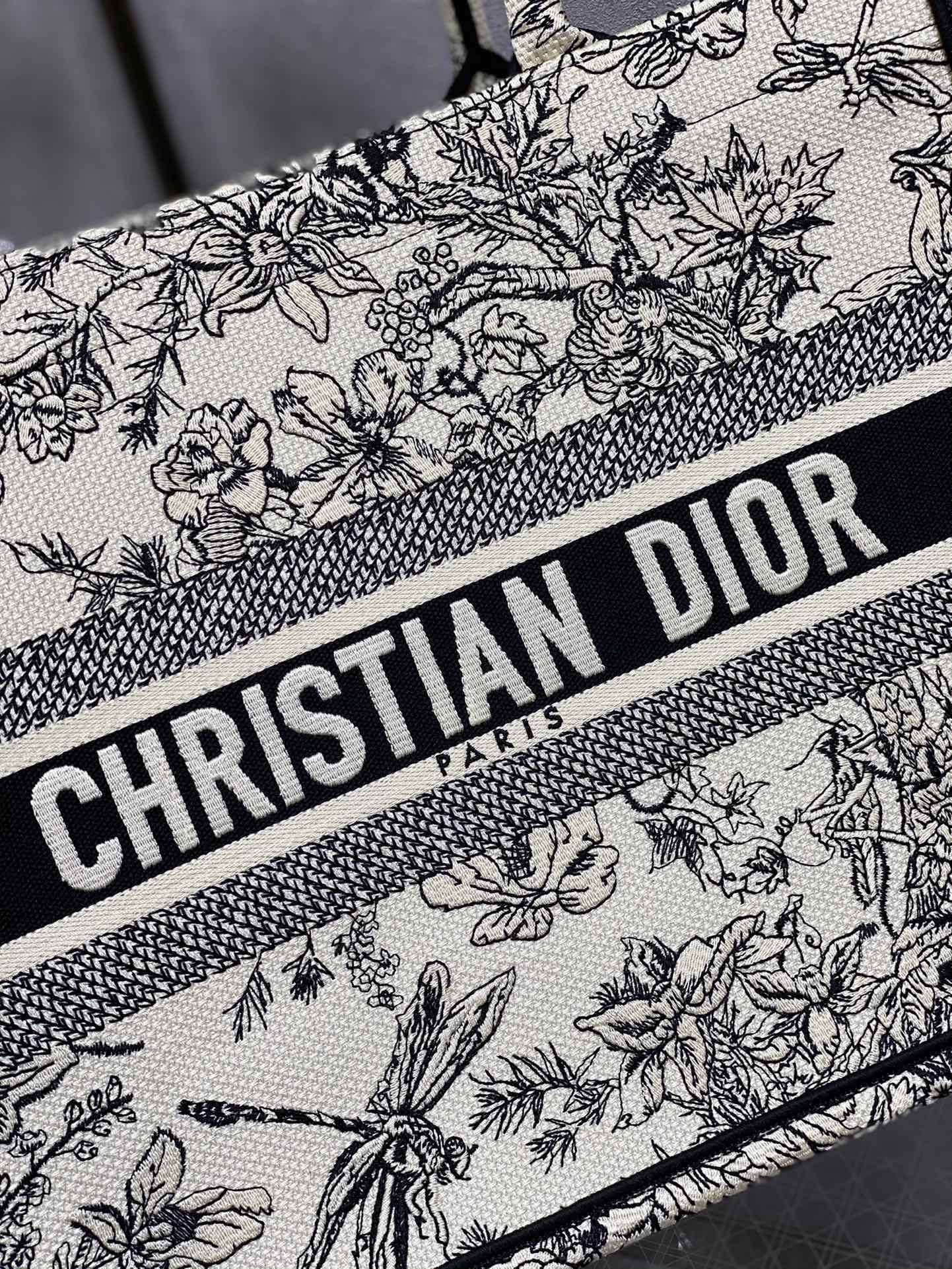 Сумка-тоут Dior Book Tote, маленький размер 36-5 см, серия ?Стрекоза?.