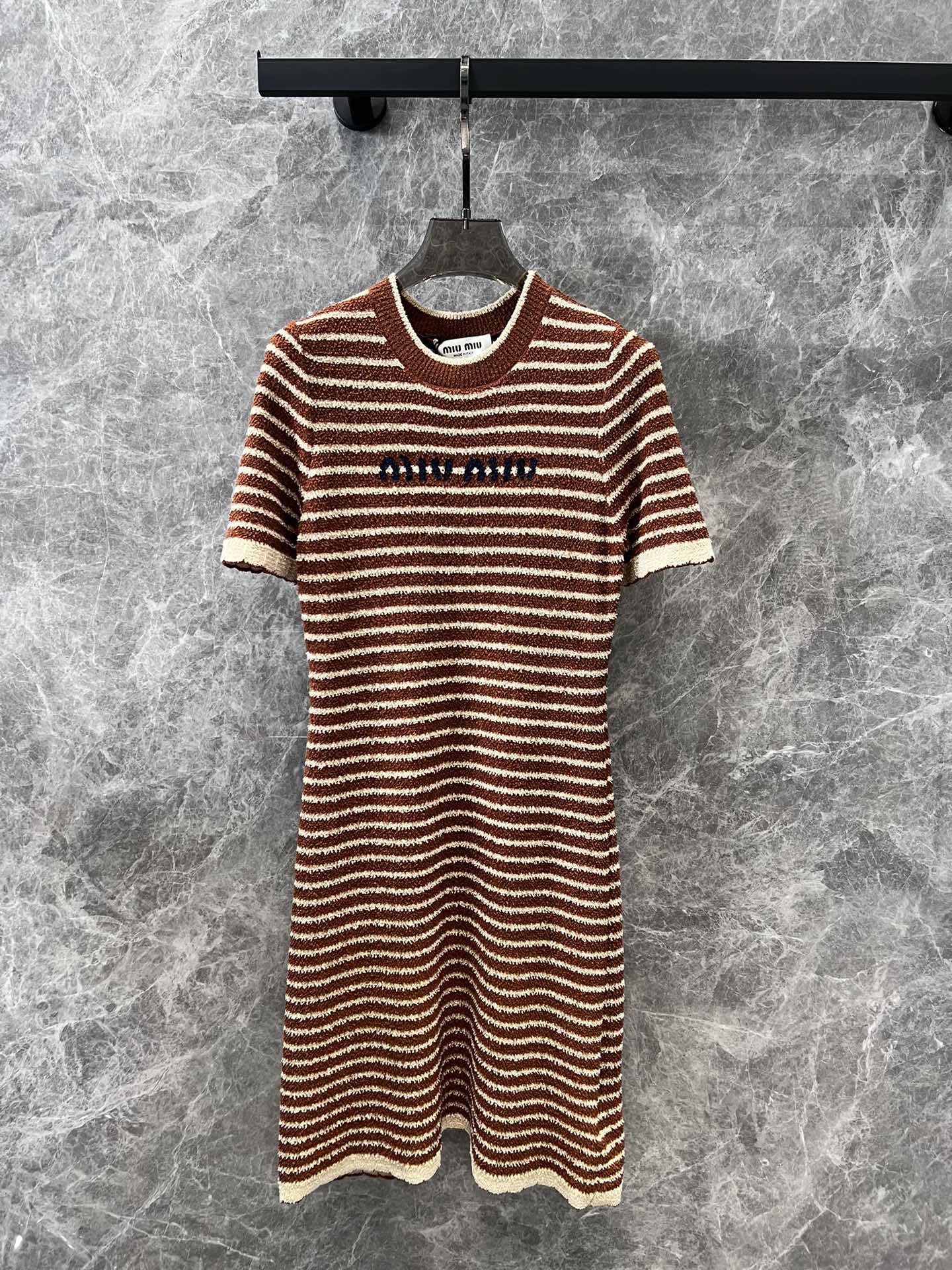 Miu Miu - 2404 - 24ss Весна/Лето Новый трикотажный комбинезон с короткими рукавами и логотипом в полоску и цветовыми блоками