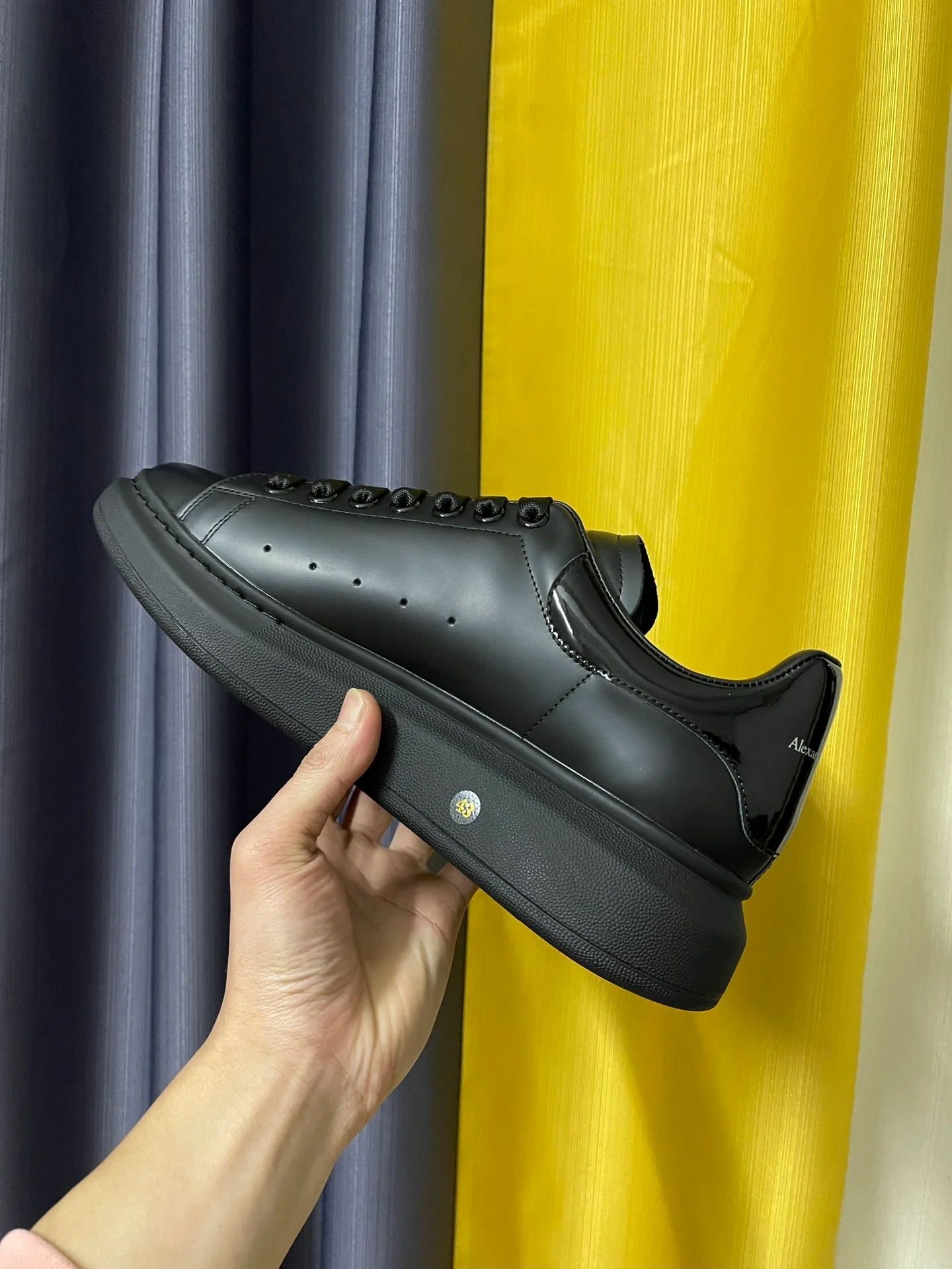 Классические белые кроссовки McQueen - унисекс - глянцево-черные - черная лакированная кожа на каблуке