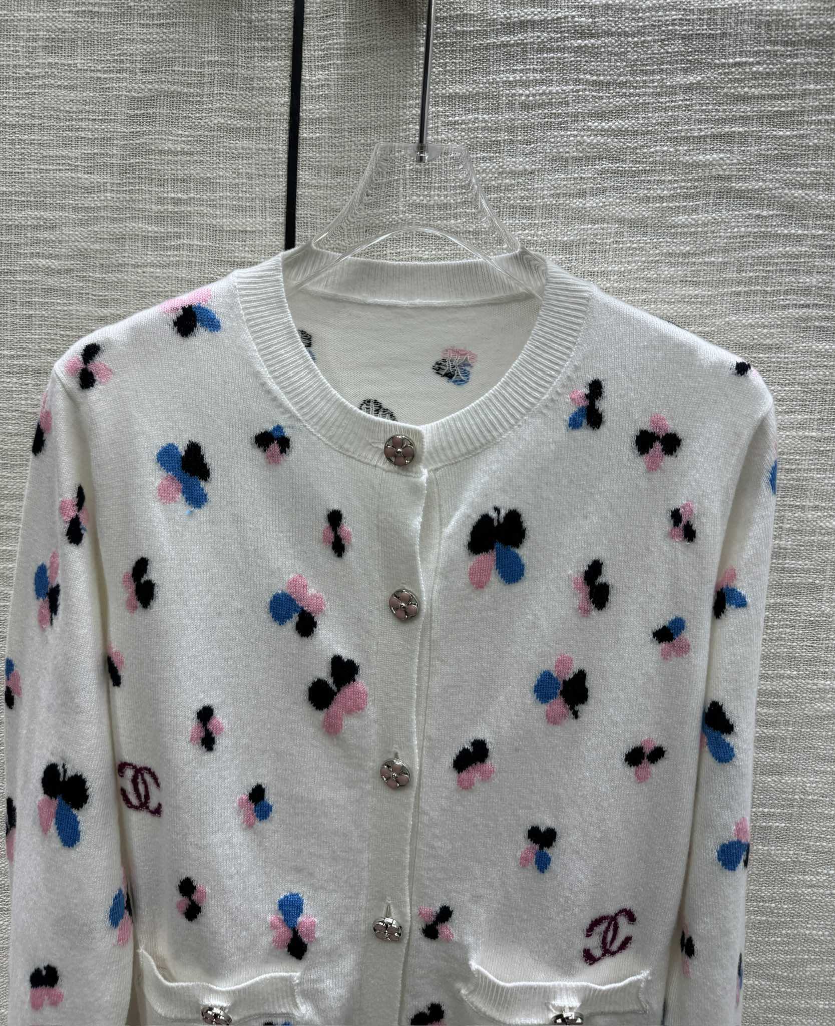 Chanel - Коллекция Métiers d'Art ?Ранняя весна?, 2403-24 - Вязаный кардиган с четырехлистным клевером - Белый