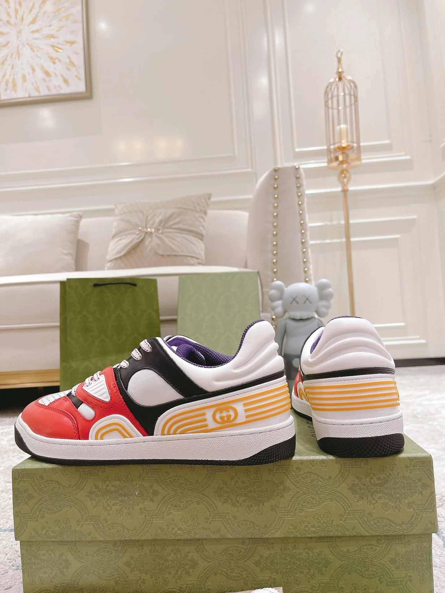 Коллекция Gucci с показа на Неделе моды в Милане 2022 года - серия баскетбольных кроссовок.