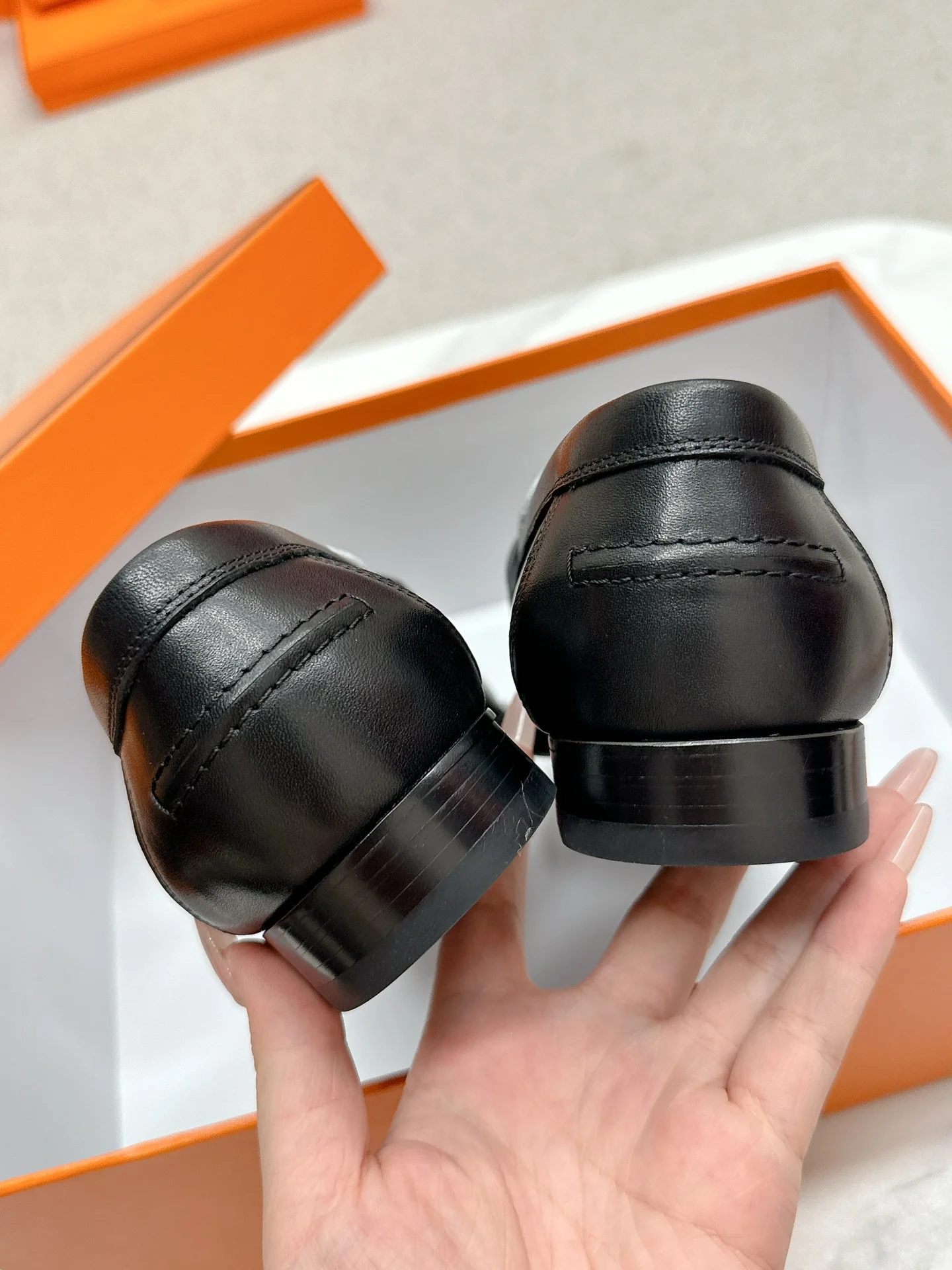 Лоферы Hermes 2024 с круглым носком и пряжкой H — черные.