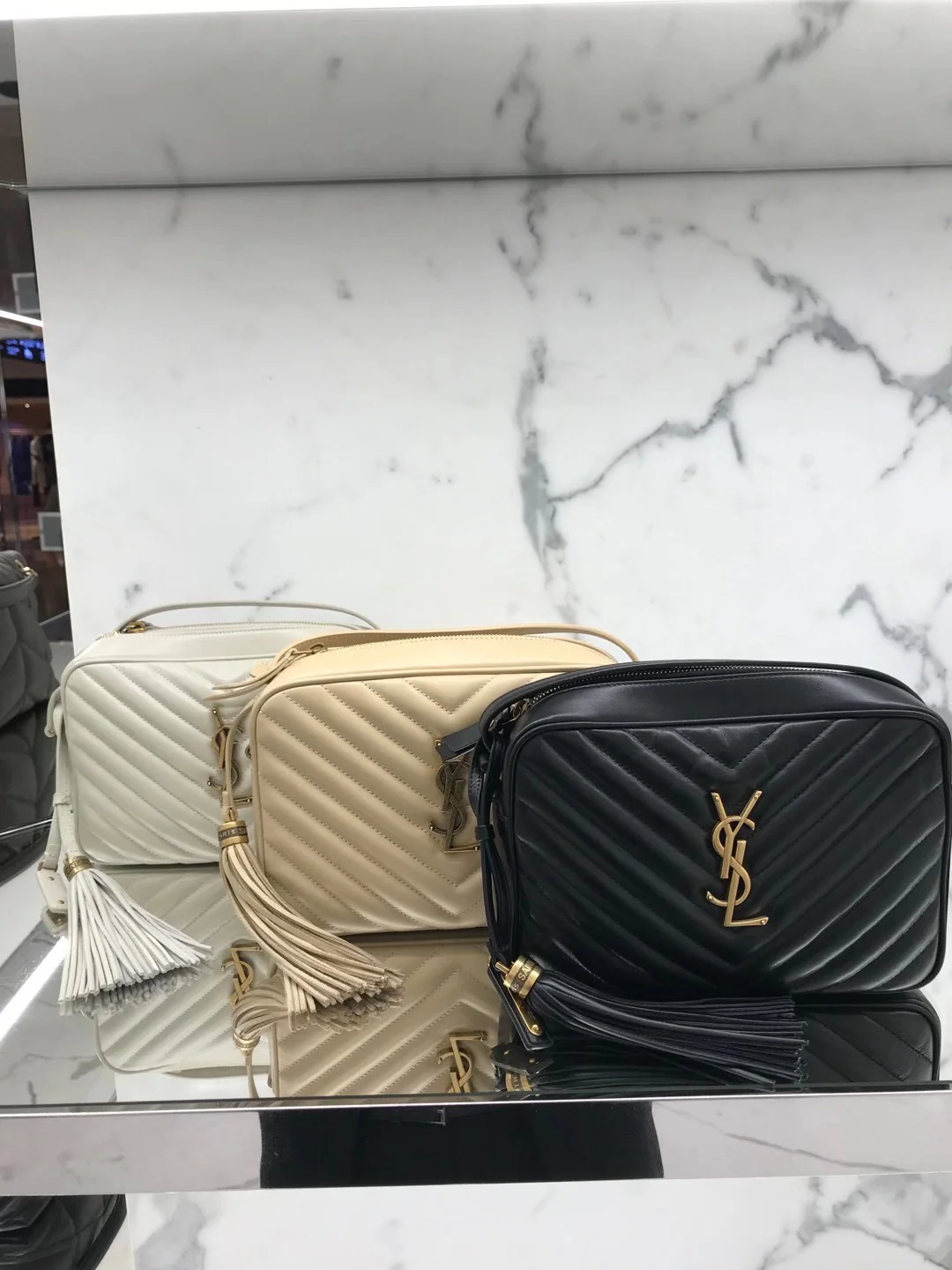 Фотосумка YSL Lou Bag — белая с золотой фурнитурой.