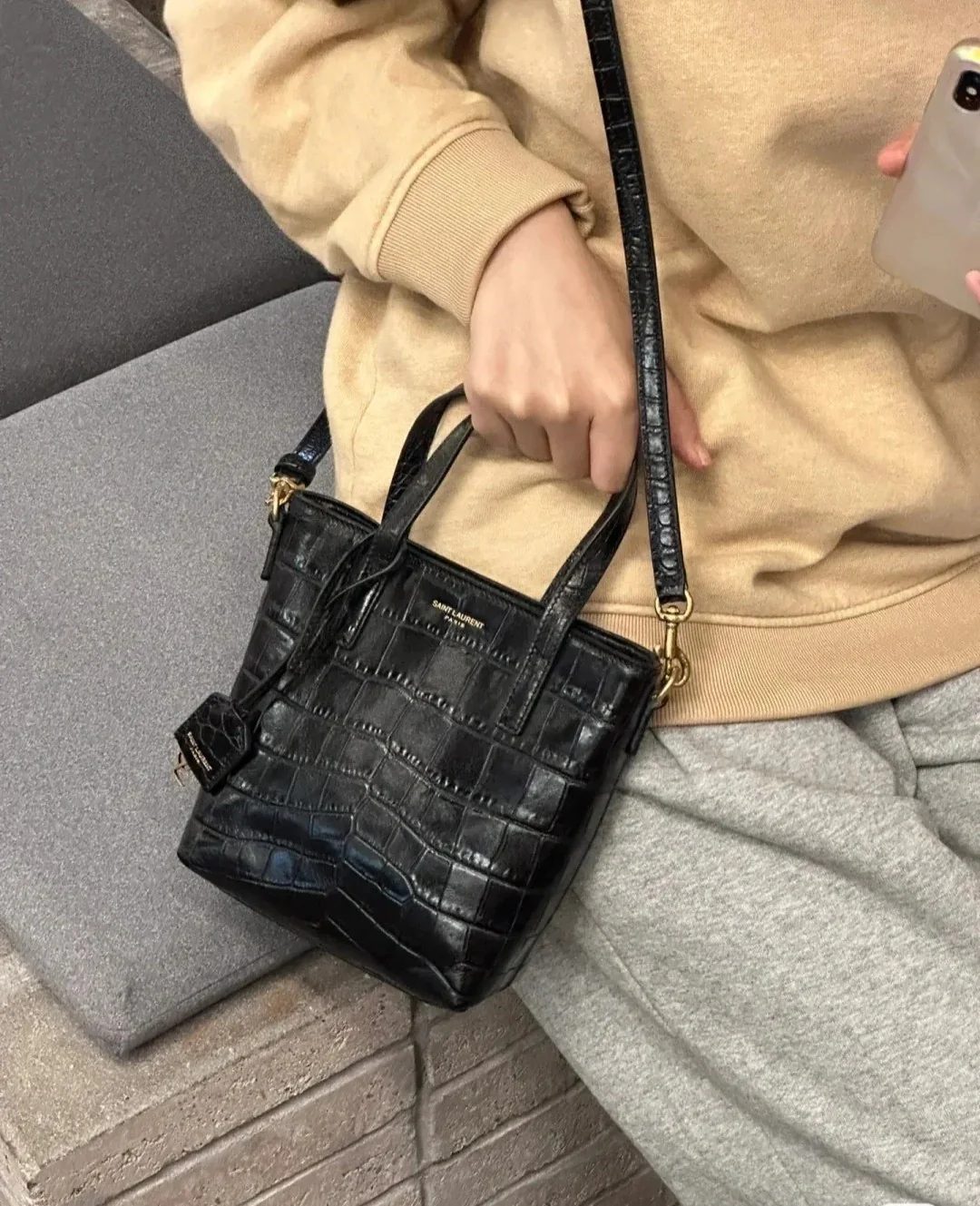 Мини-сумка YSL с крокодиловым принтом — черная — на фото.