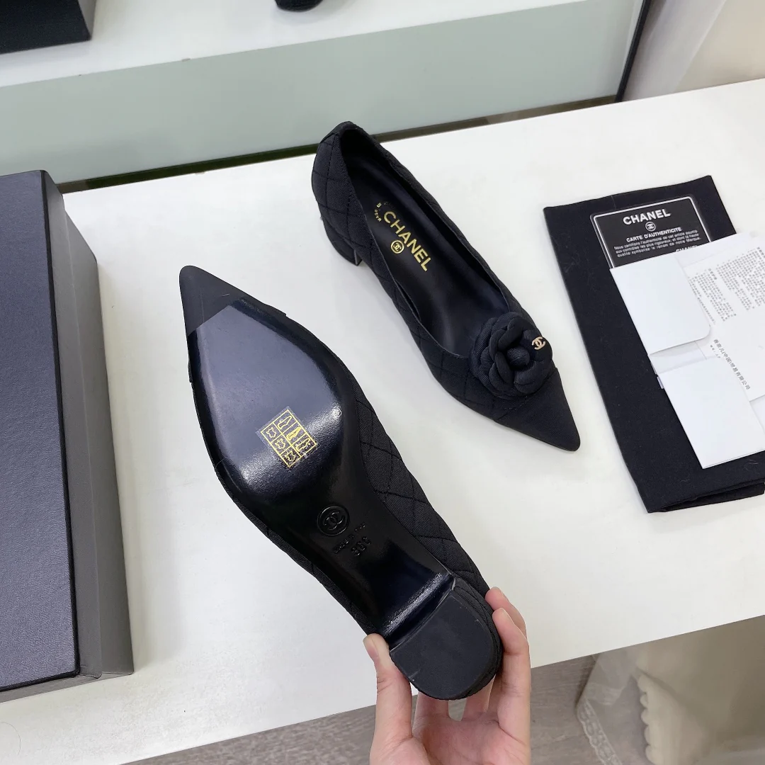 Туфли на массивном каблуке Chanel Camellia - 5 см