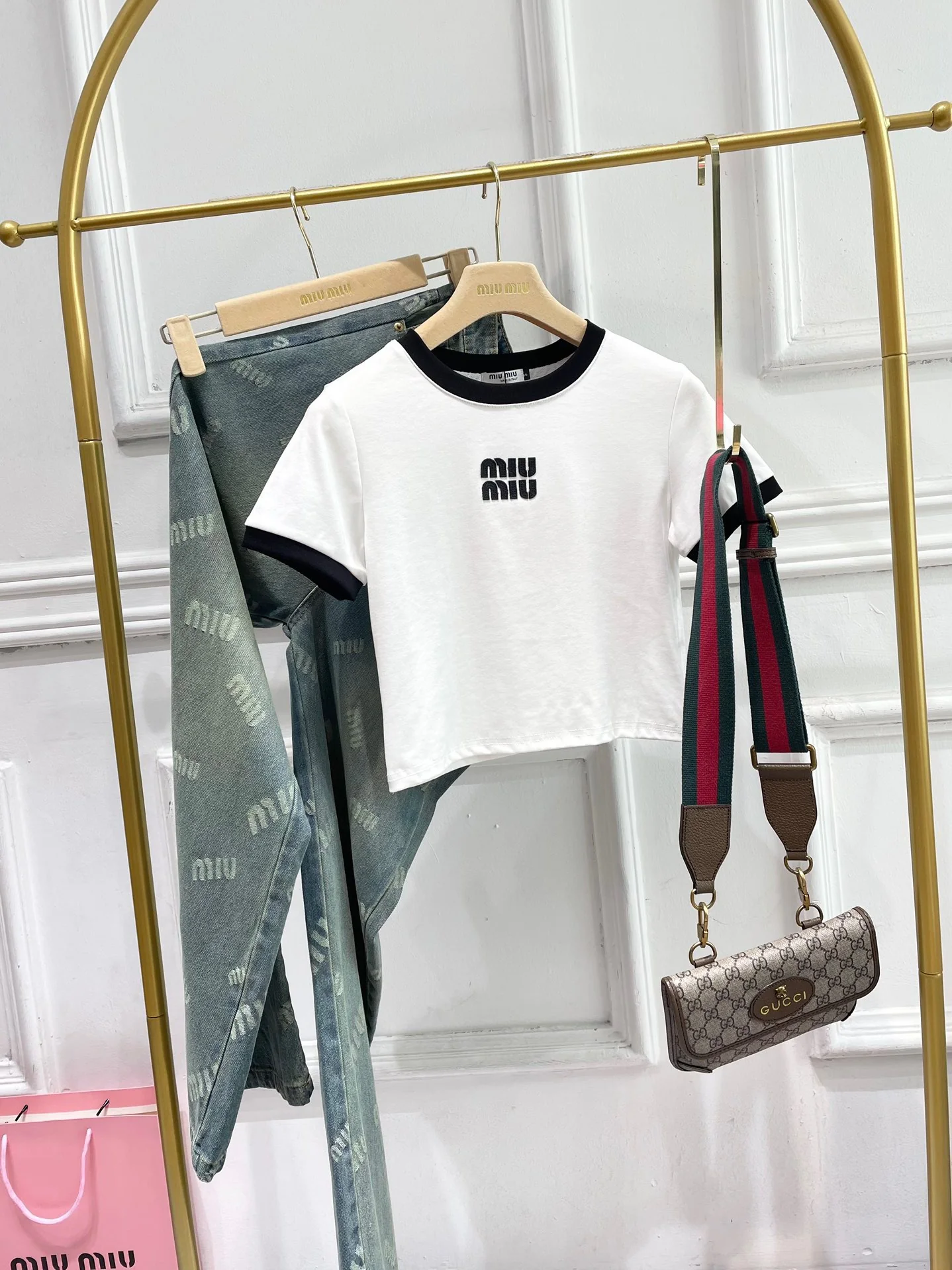 Футболка Miu Miu 2404 с коротким рукавом и принтом в виде букв, с черной отделкой.