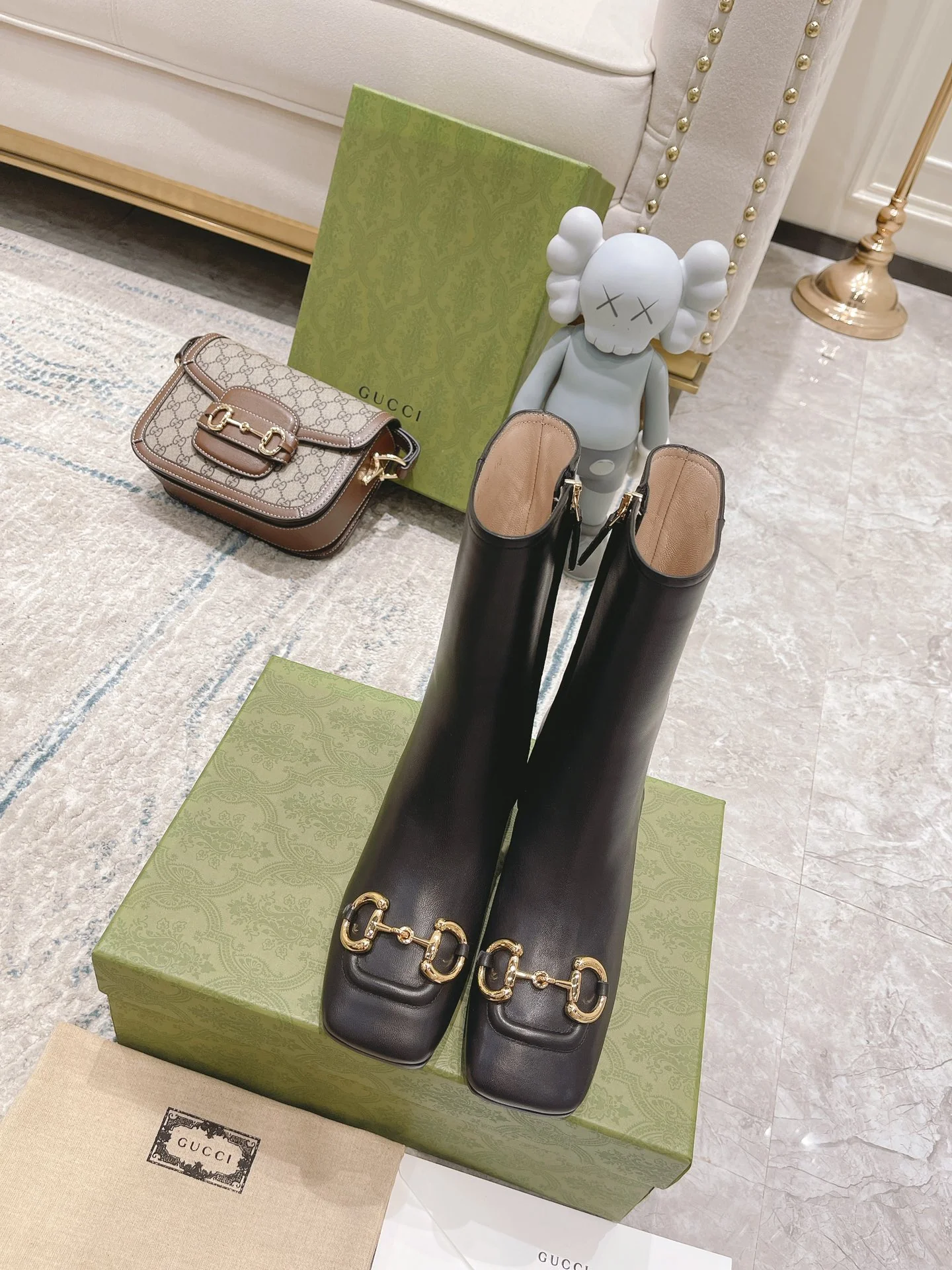 Новинка сезона осень/зима 2022 от Gucci — высокие сапоги на массивном каблуке в стиле ретро.