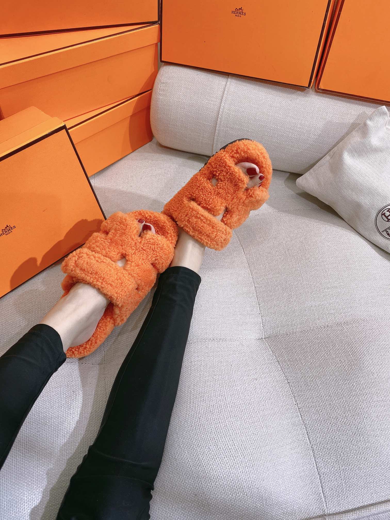 Новинка осенне-зимней коллекции Hermes 2022 — Домашние тапочки H-образной формы из овечьей шерсти и кожи (фотографии в носке).