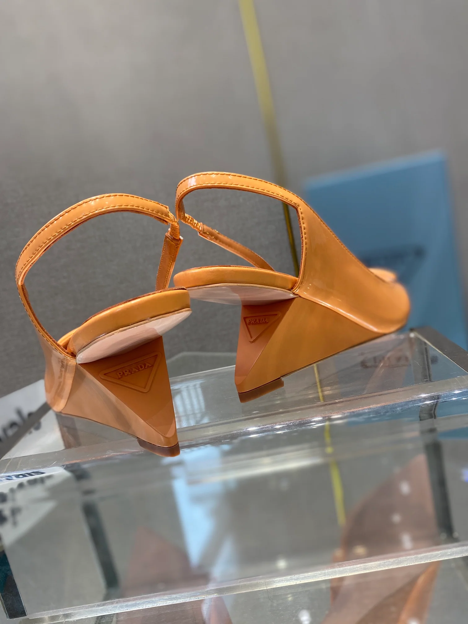 Обувь Prada - Prada - лакированные сандалии на низком каблуке - оранжевые